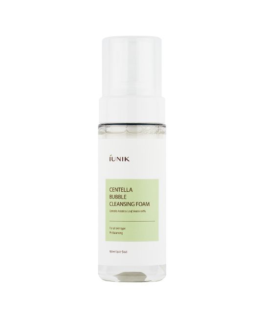 Flacone trasparente con erogatore bianco. Etichetta con riquadro verde e testo: IUNIK Centella Bubble Cleansing Foam.