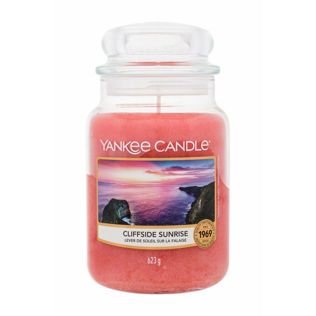 Kerze im Glas mit Deckel. Aufschrift: Yankee Candle, Cliffside Sunrise. Bild: Küstenlandschaft. Gewicht: 623 g.