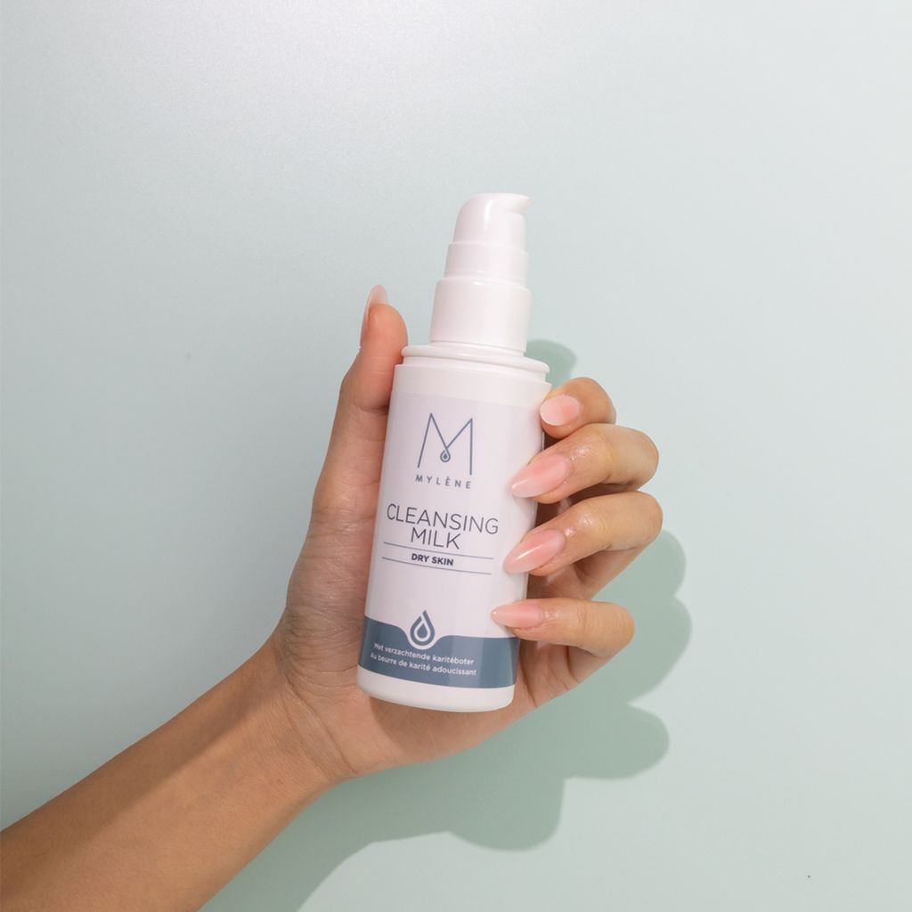 Weiße Flasche mit Pumpspender, "Mylène Cleansing Milk Dry Skin" Aufschrift.