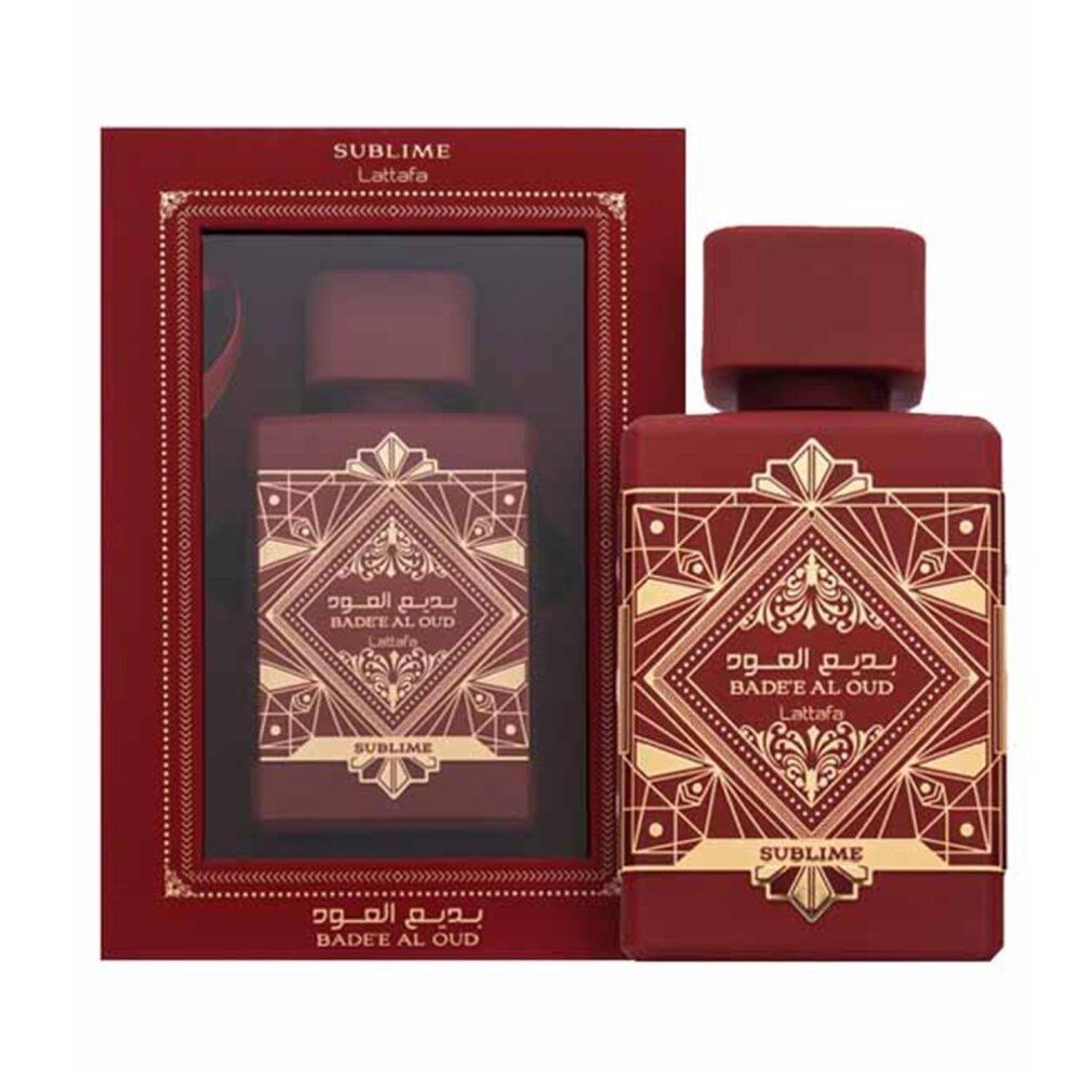 Rote Flasche mit goldfarbenen Verzierungen und arabischer Schrift. Steht neben einer roten Schachtel mit Fenster.