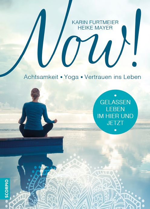 Buchcover mit dem Titel "Now!". Autorinnen: Karin Furtmeier, Heike Mayer. Eine Person sitzt in Yoga-Pose am Wasser. Text: Achtsamkeit, Yoga, Vertrauen.