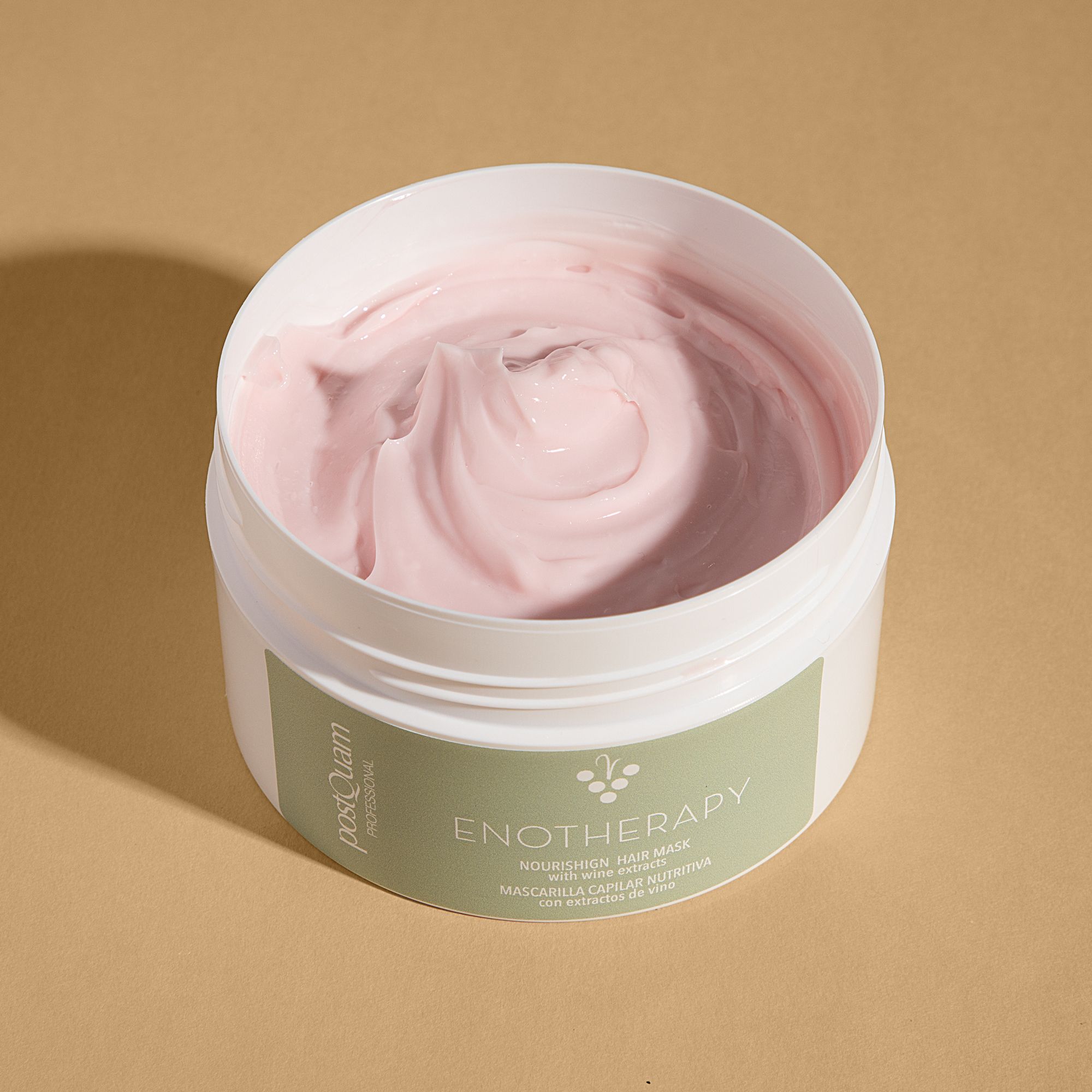 Geöffneter weißer Tiegel mit rosa Haarmaske. Aufschrift: Postquam, Enotherapy, Nourishing Hair Mask.
