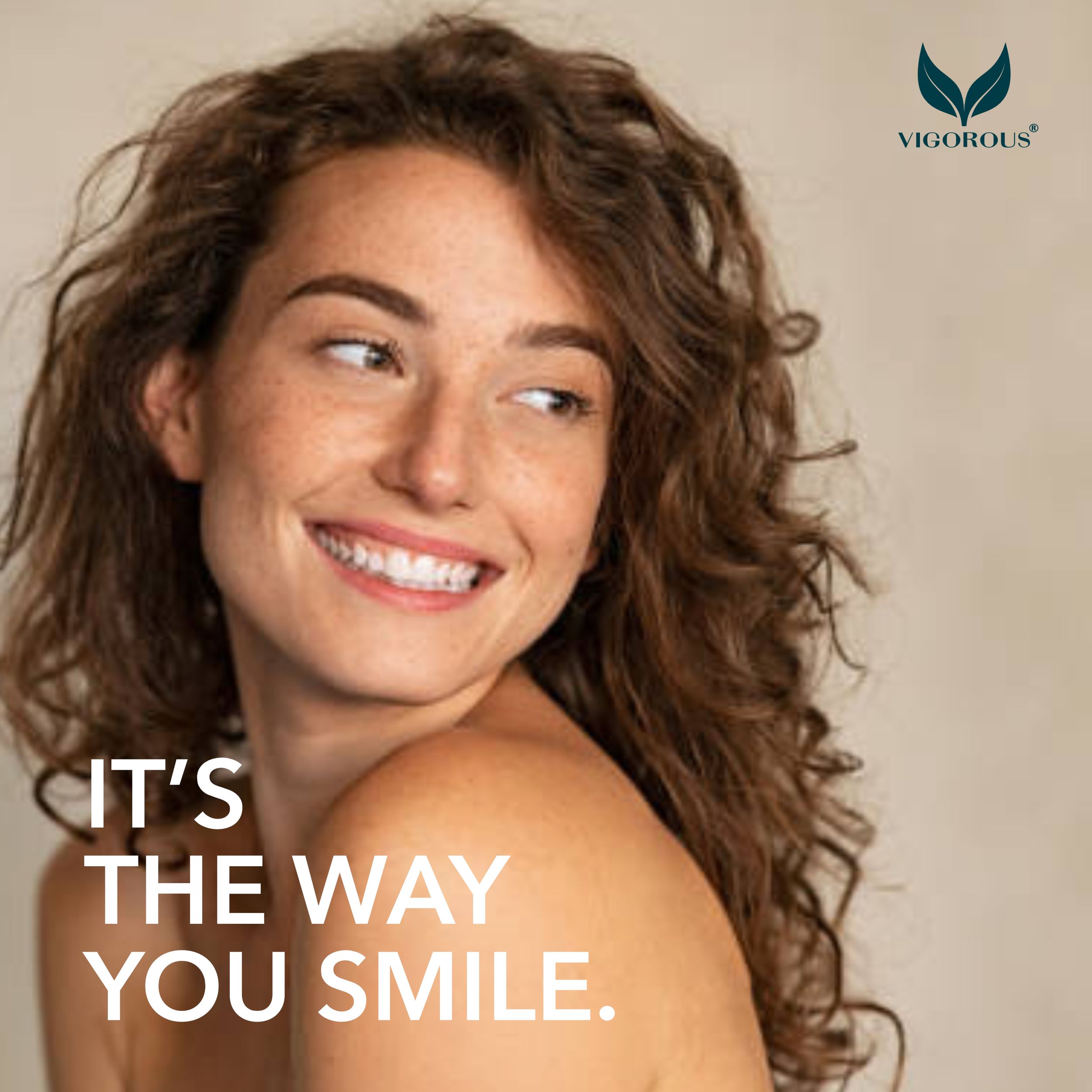 Porträt einer lächelnden Frau. Text: IT'S THE WAY YOU SMILE. Marke: VIGOROUS®.