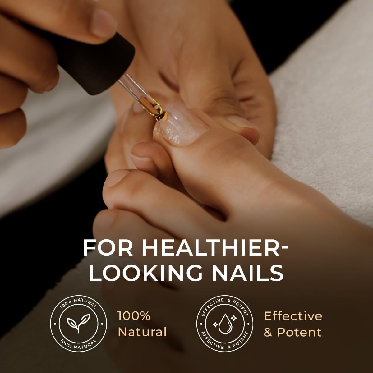 Hand mit Nagel, auf den Öl aufgetragen wird. Text: 100% natürlich, wirksam & stark.