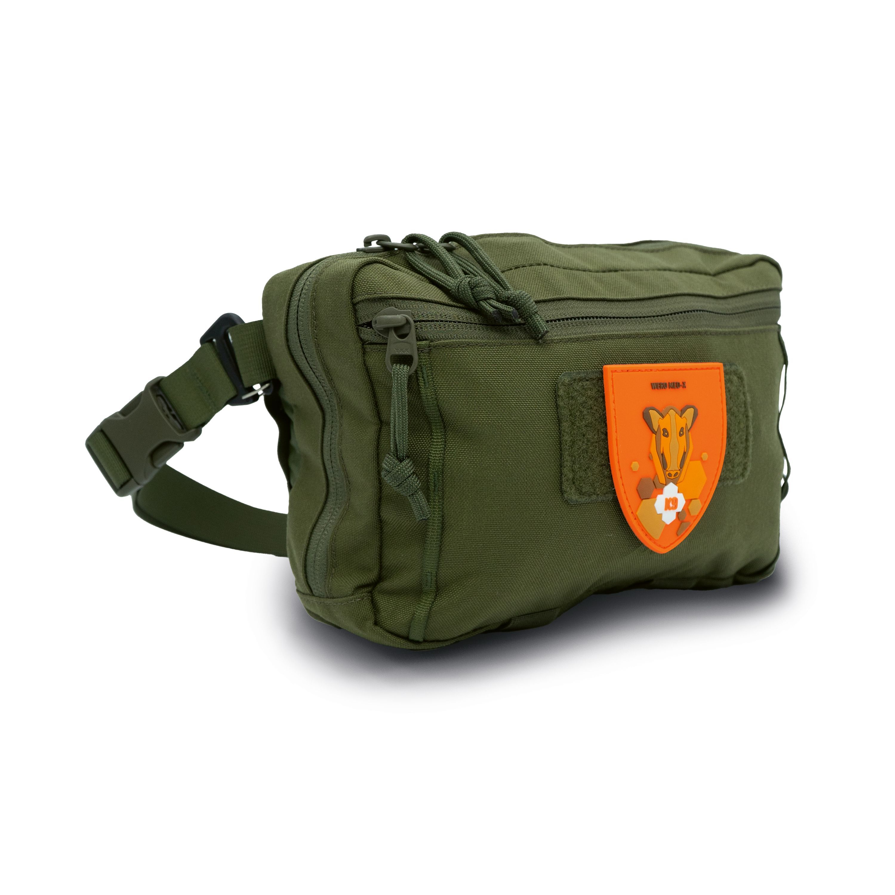 Grüne Erste-Hilfe-Tasche, rechteckig, mit Reißverschluss und Logo. Klettverschluss-Patch mit Tier-Illustration. Seitlicher Gurt mit Schnalle.