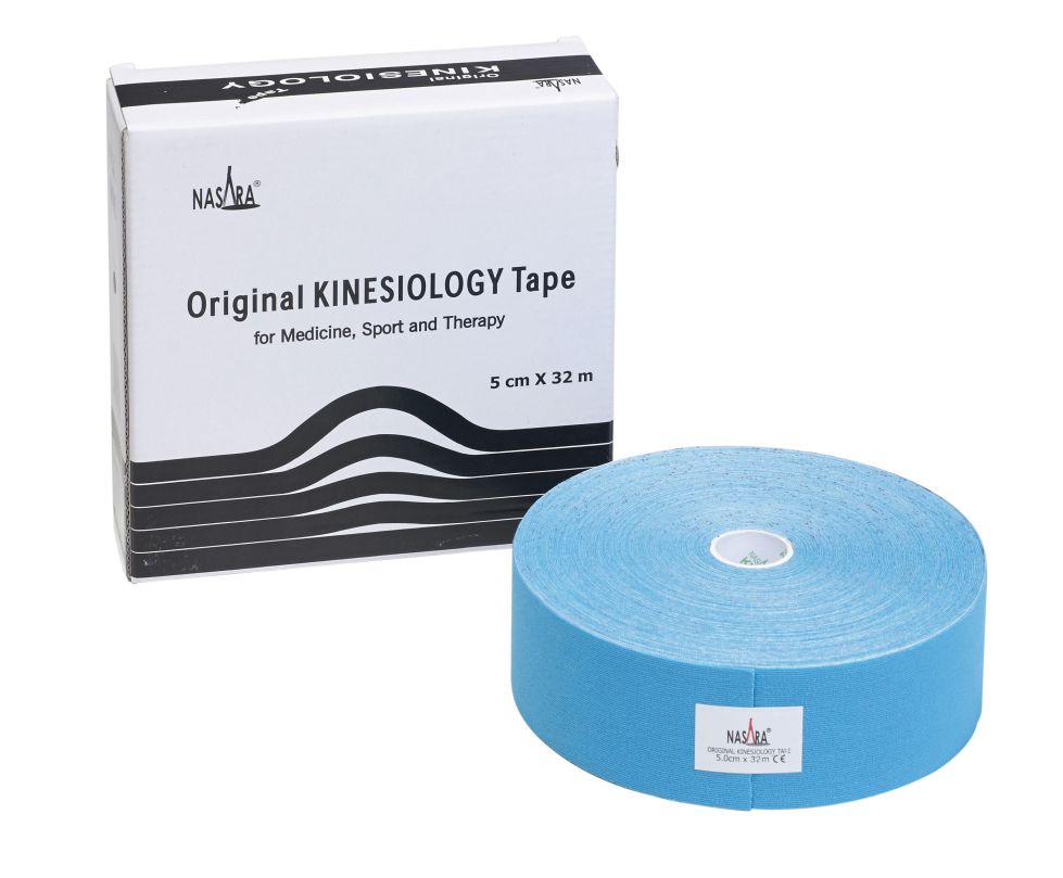 Blaues Kinesiologie-Tape, 5 cm x 32 m Rolle, neben Verpackung. Aufschrift: Original Kinesiology Tape, NASARA.