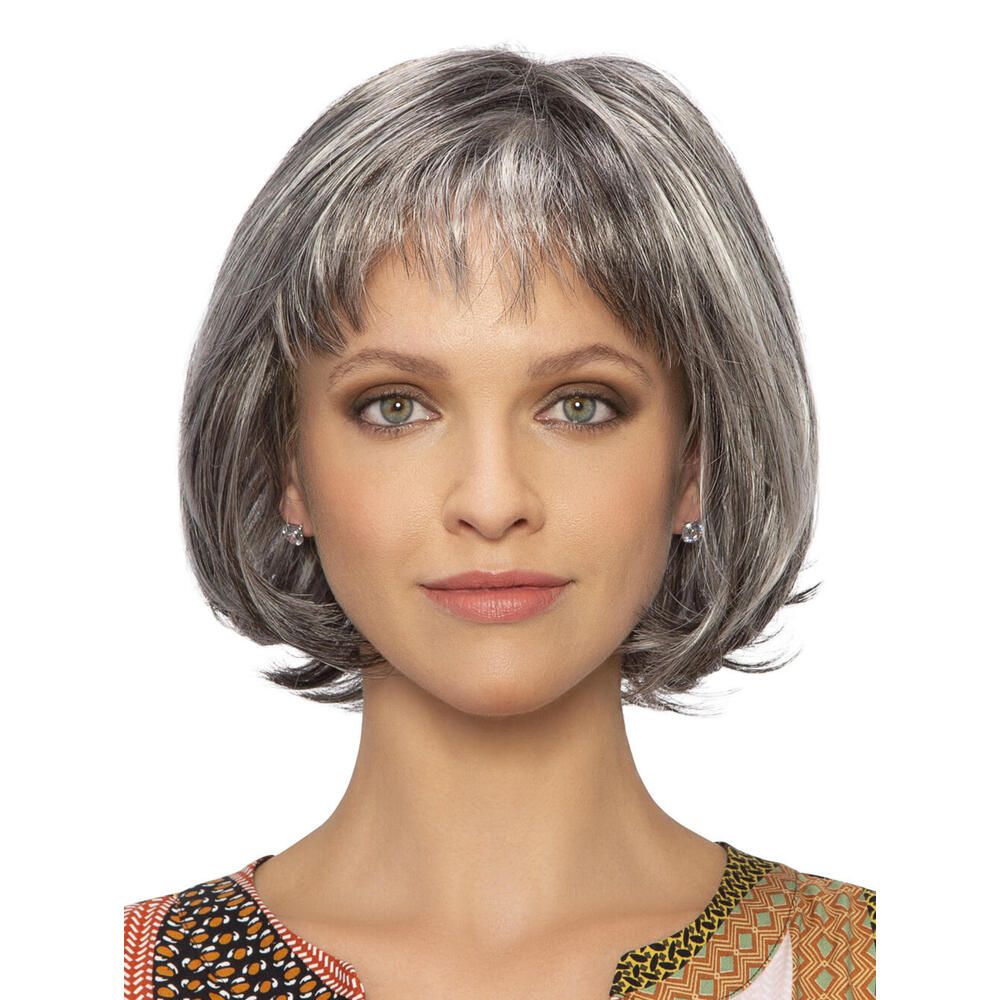 Perücke Maren von trendhair. Kurzer, grauer Bob mit Pony. Frontale Ansicht einer Frau.