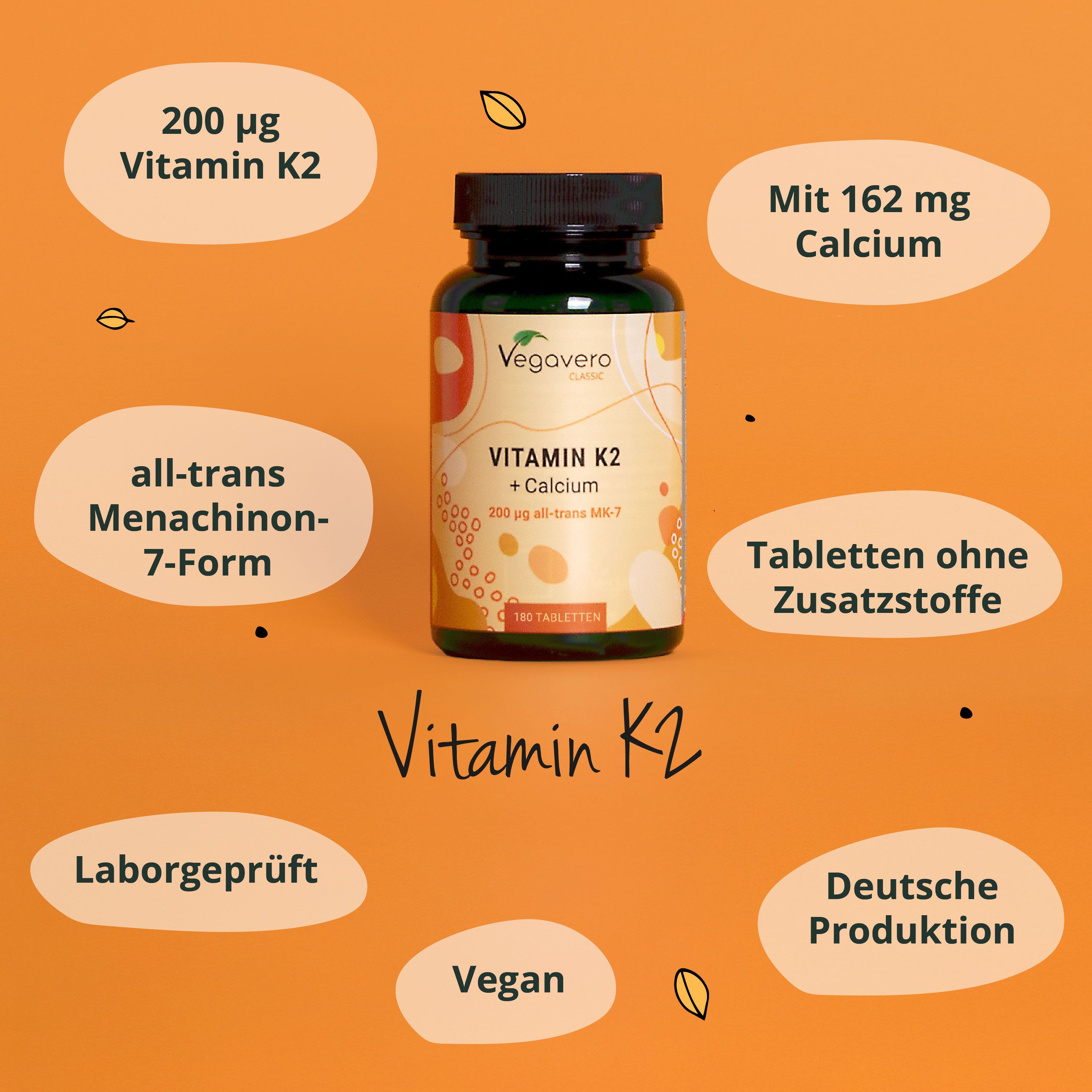 Vegavaro Vitamin K2 + Calcium Flasche mit Text. Enthält Informationen zu Dosierung, Inhaltsstoffen und Produktionsort.