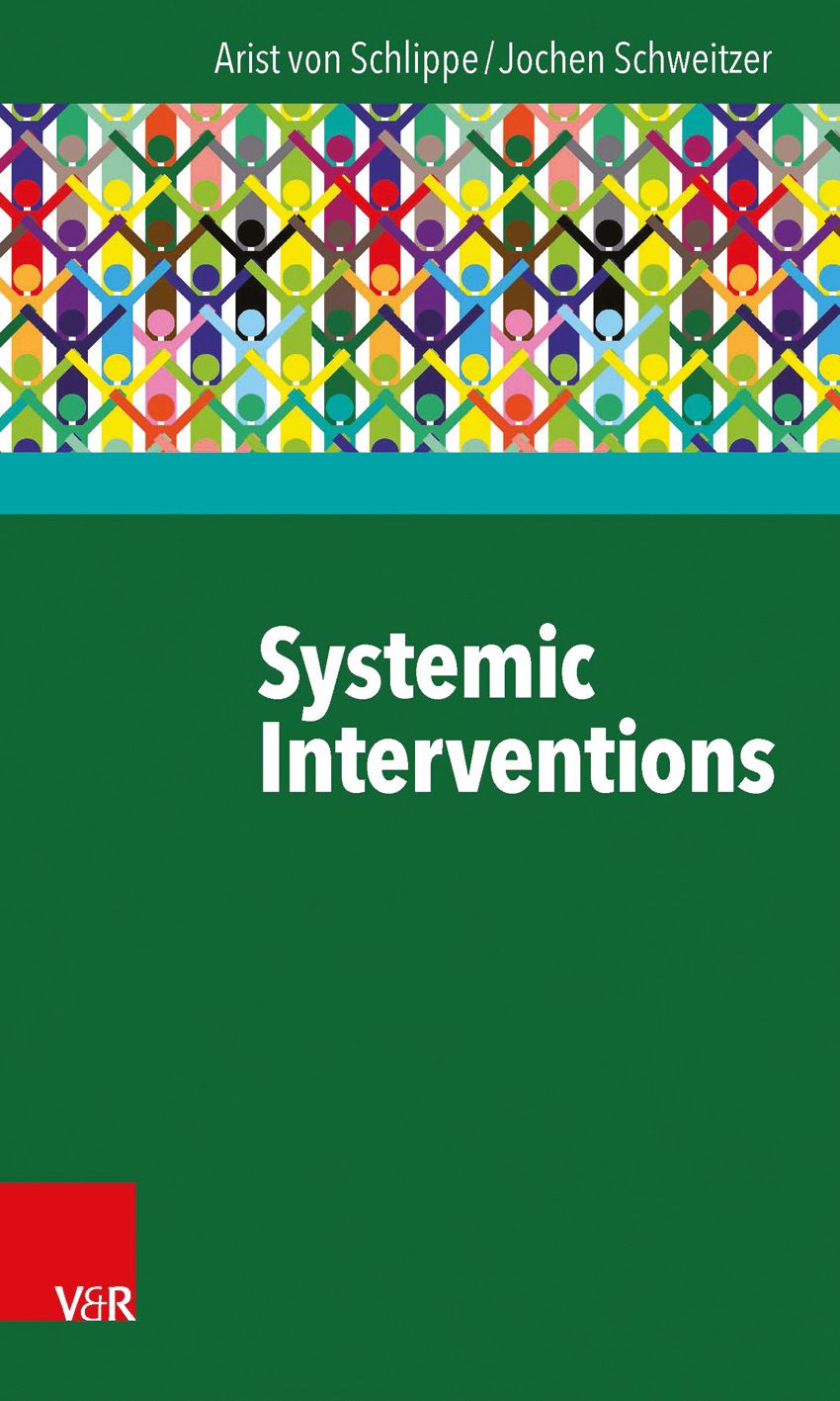 Buchcover mit Titel "Systemic Interventions". Autoren: Arist von Schlippe/Jochen Schweitzer. Grüner Hintergrund, farbiges Muster oben.