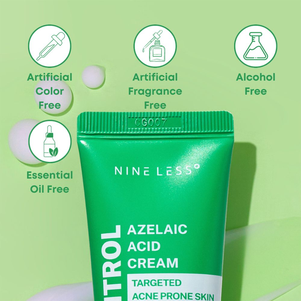 Nahaufnahme einer grünen Tube A-Control Azelaic Acid Cream. Text: NINE LESS, Azelaic Acid Cream, Targeted Acne Prone Skin. Symbole: Ohne künstliche Farbe, Duft, Alkohol, Öl.