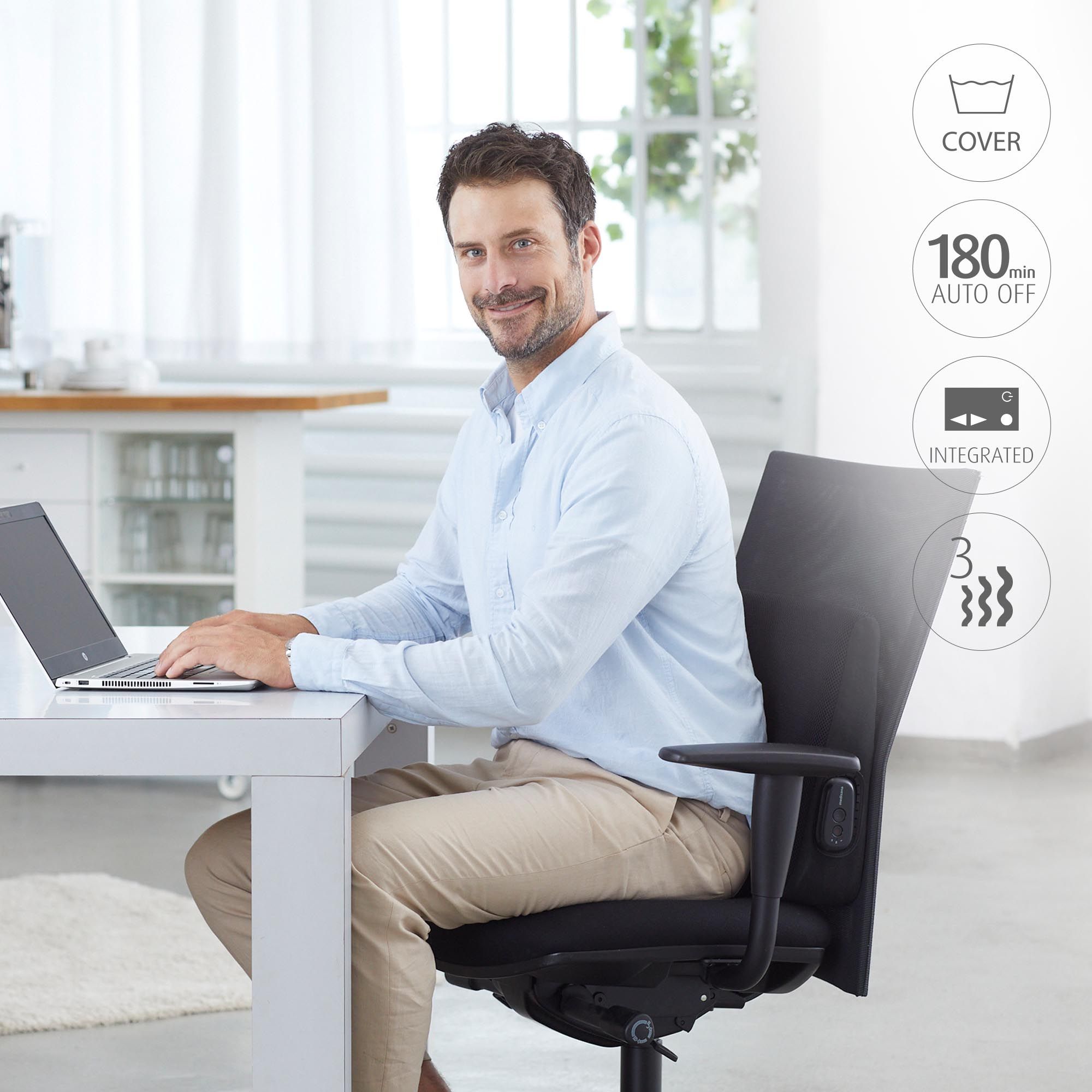 Man zit aan een bureau en werkt op een laptop. Hij zit op een zwarte bureaustoel.