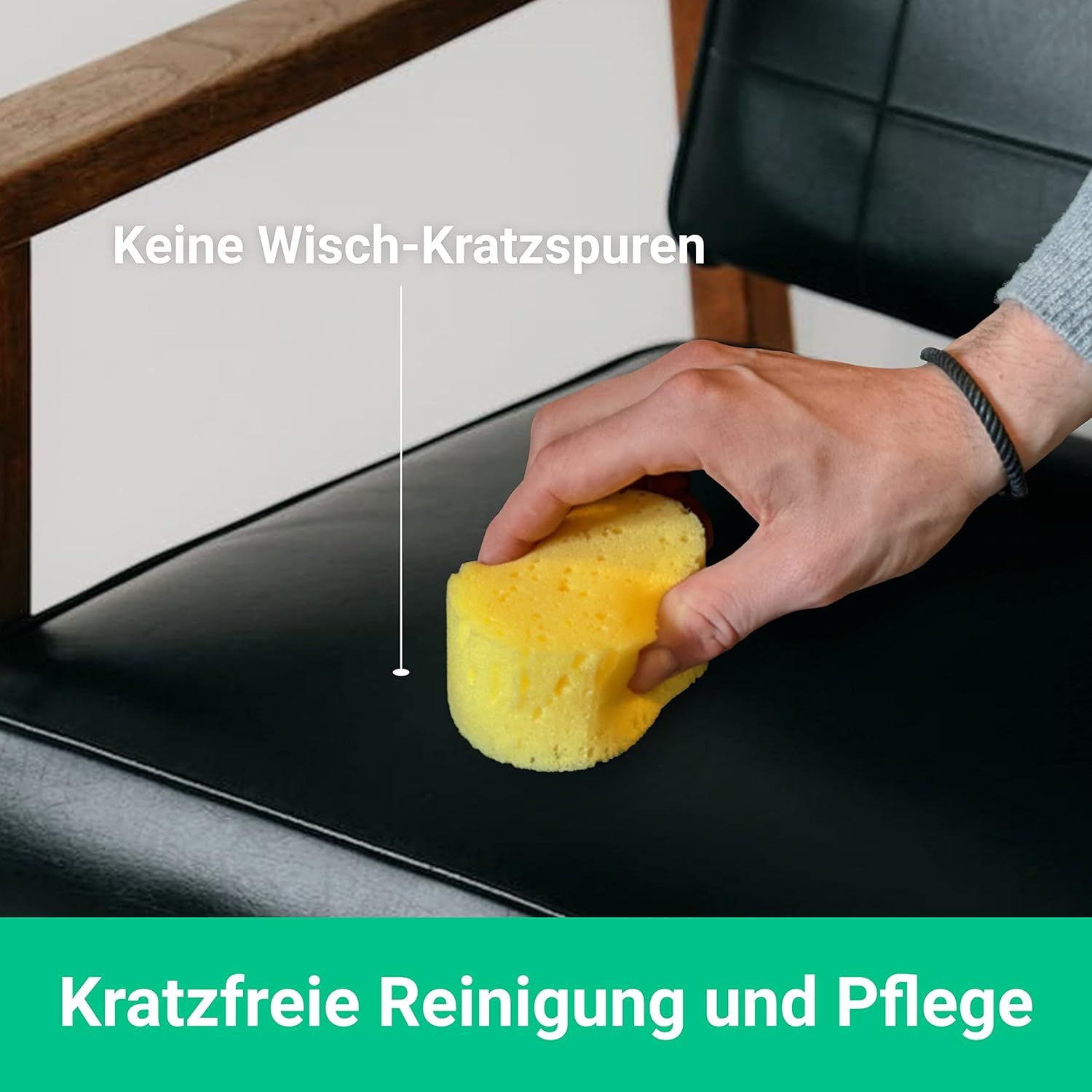 Hand reinigt mit gelbem Schwamm schwarzen Ledersessel. Text: Kratzfreie Reinigung und Pflege.