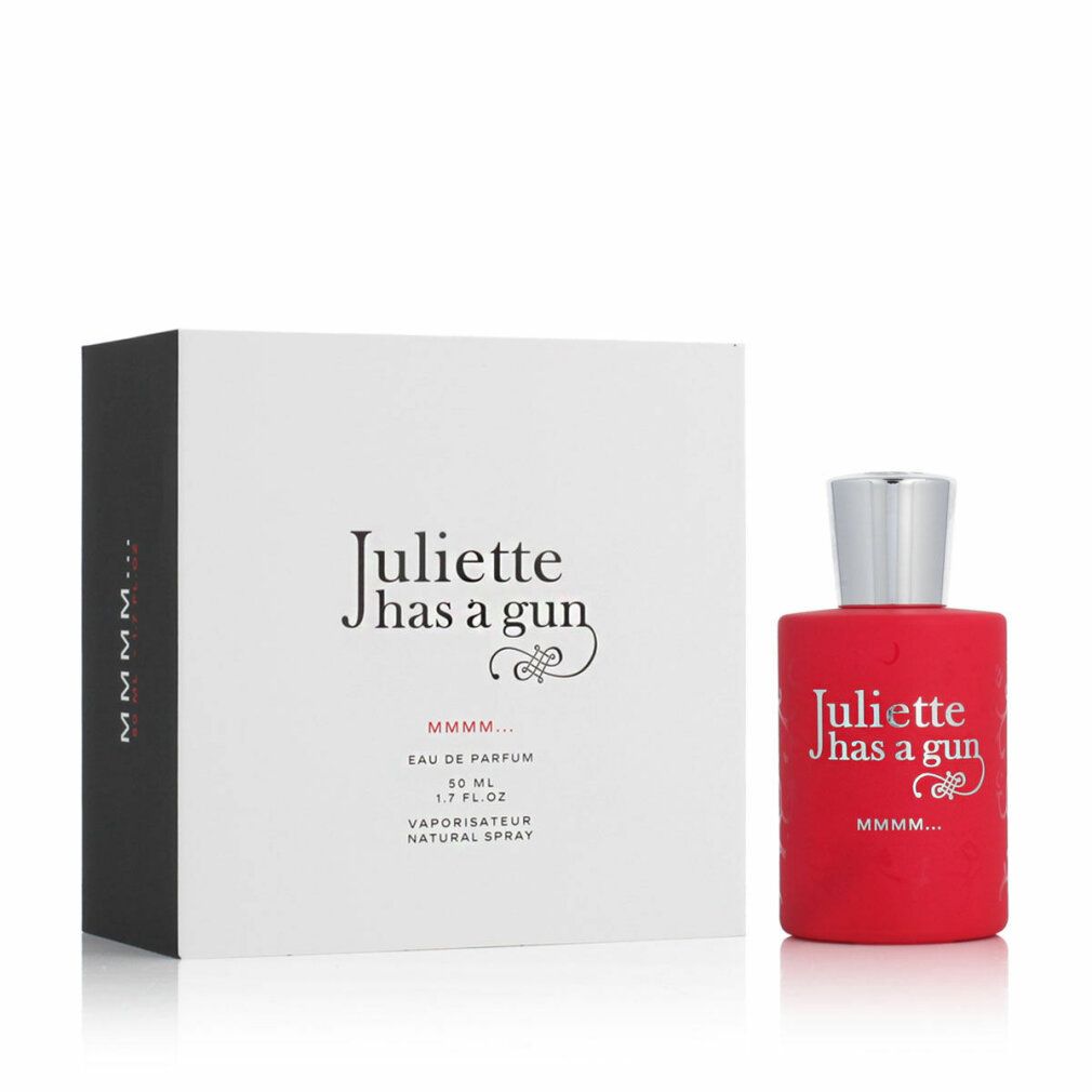 Rote Flasche mit silbernem Verschluss und weißer Verpackung. Aufschrift: Juliette has a gun, Mmmm…