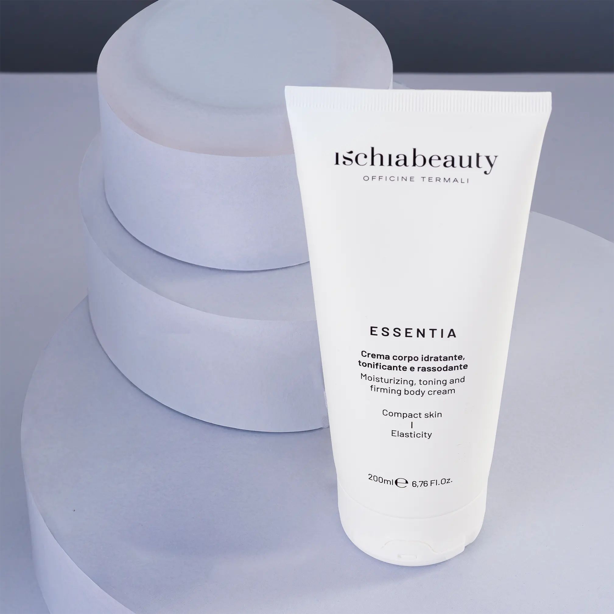 Weiße Tube mit Produktnamen und Text. Aufschrift: ischiabeauty, Essentia, Crema corpo idratante, tonificante e rassodante. 200ml.