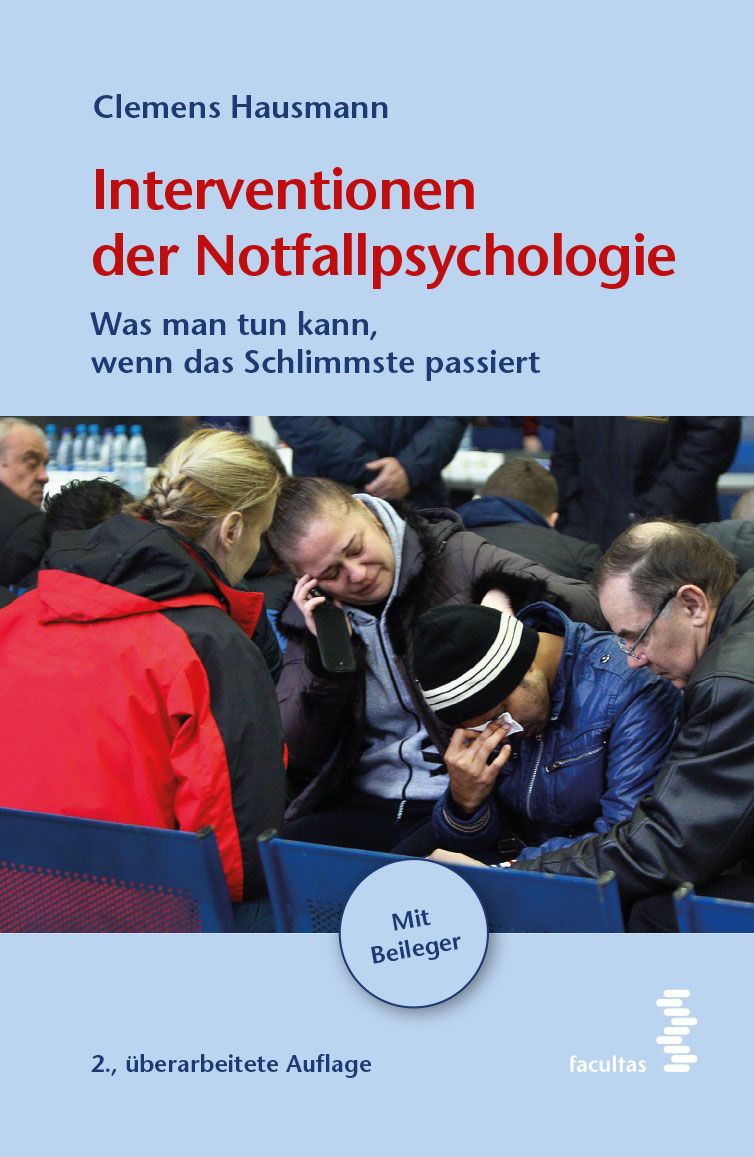 Buchcover: Interventionen der Notfallpsychologie von Clemens Hausmann. 2. Auflage. Personen im Hintergrund.