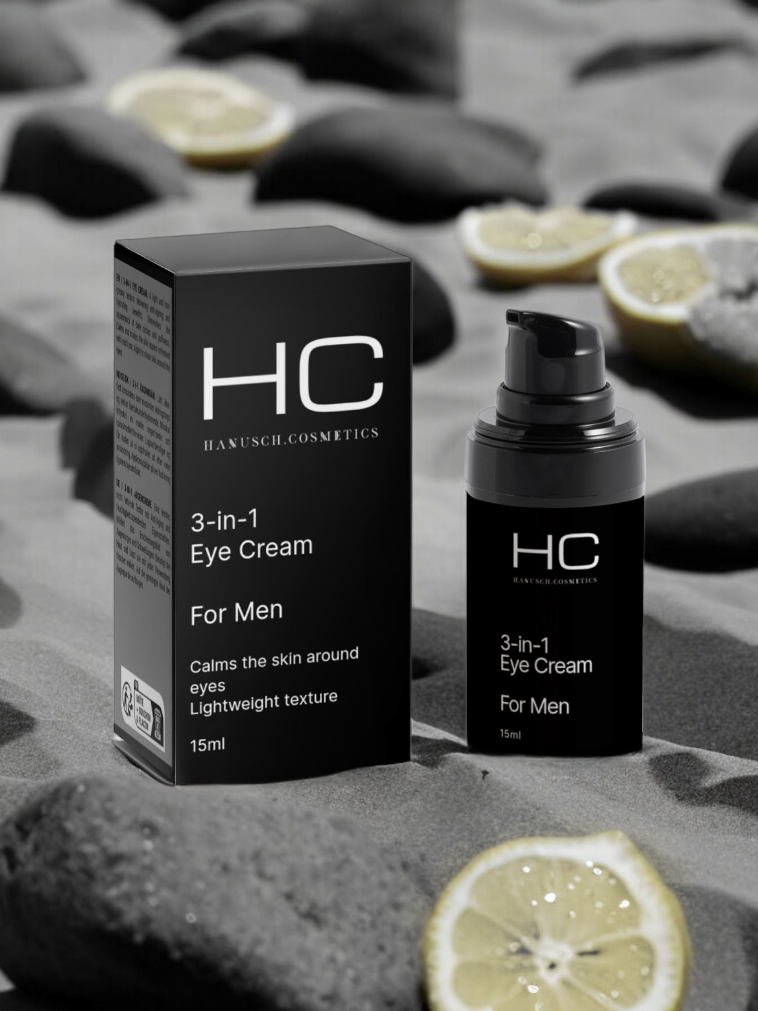 Schwarze Verpackung und Flasche mit 'HC' und '3-in-1 Eye Cream For Men'. Flasche mit Spender. Auf Sand und Zitronen.