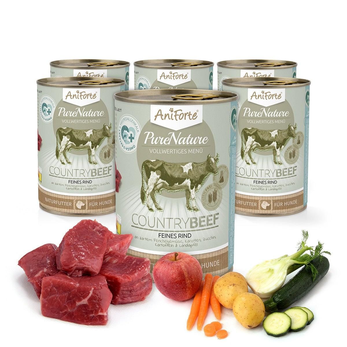 Sechs Dosen Hundefutter. Aufschrift: Aniforte Pure Nature CountryBeef. Daneben Rindfleisch, Karotten, Kartoffeln, Apfel und Zucchini.