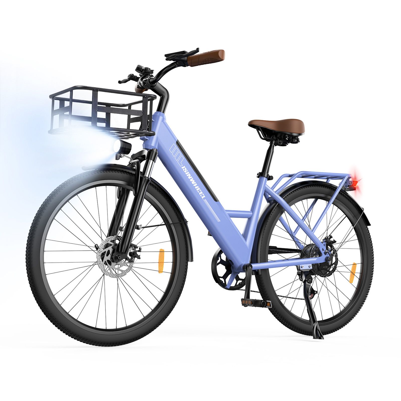 Hellblaue E-Bike mit Korb, braunem Sattel und Griffen. Schwarze Reifen und Schutzbleche. Frontlicht an.