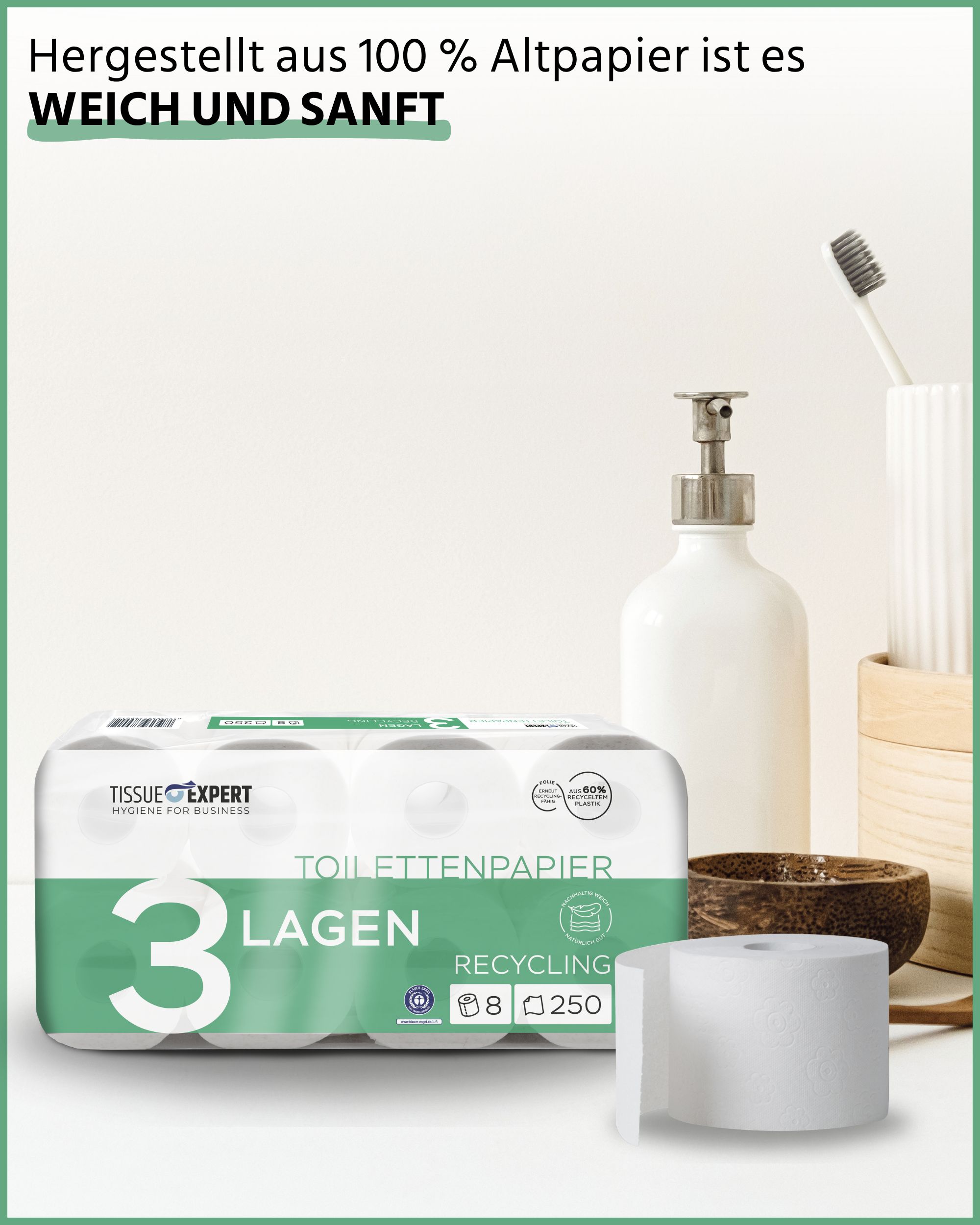 Packung Toilettenpapier und eine einzelne Rolle. 3-lagig, Recyclingpapier. Neben Badaccessoires: Seifenspender, Becher.
