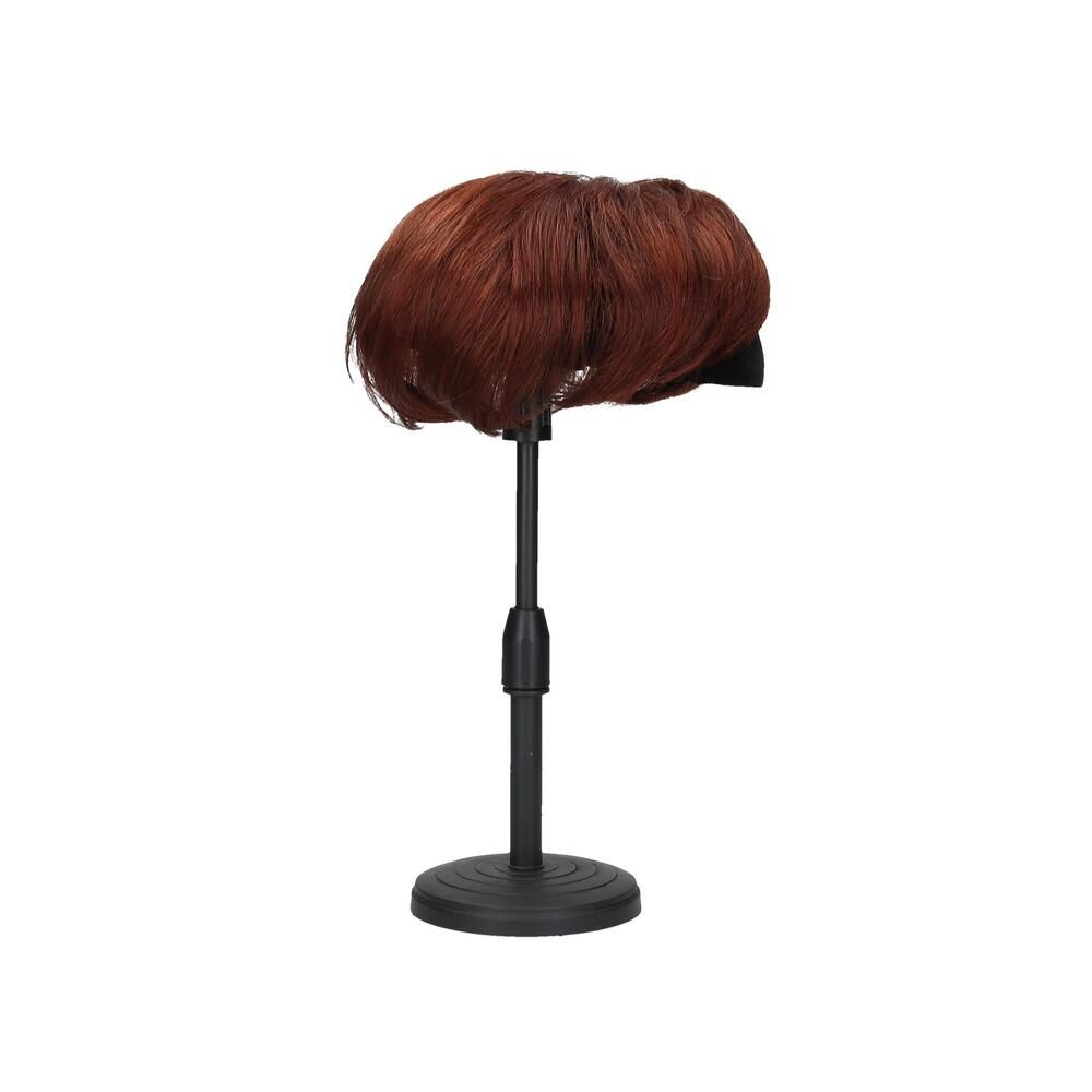 Rötliches Haarteil auf schwarzem Ständer. Kurze, gewellte Frisur. Der Ständer hat einen runden Fuß und einen verstellbaren Schaft.