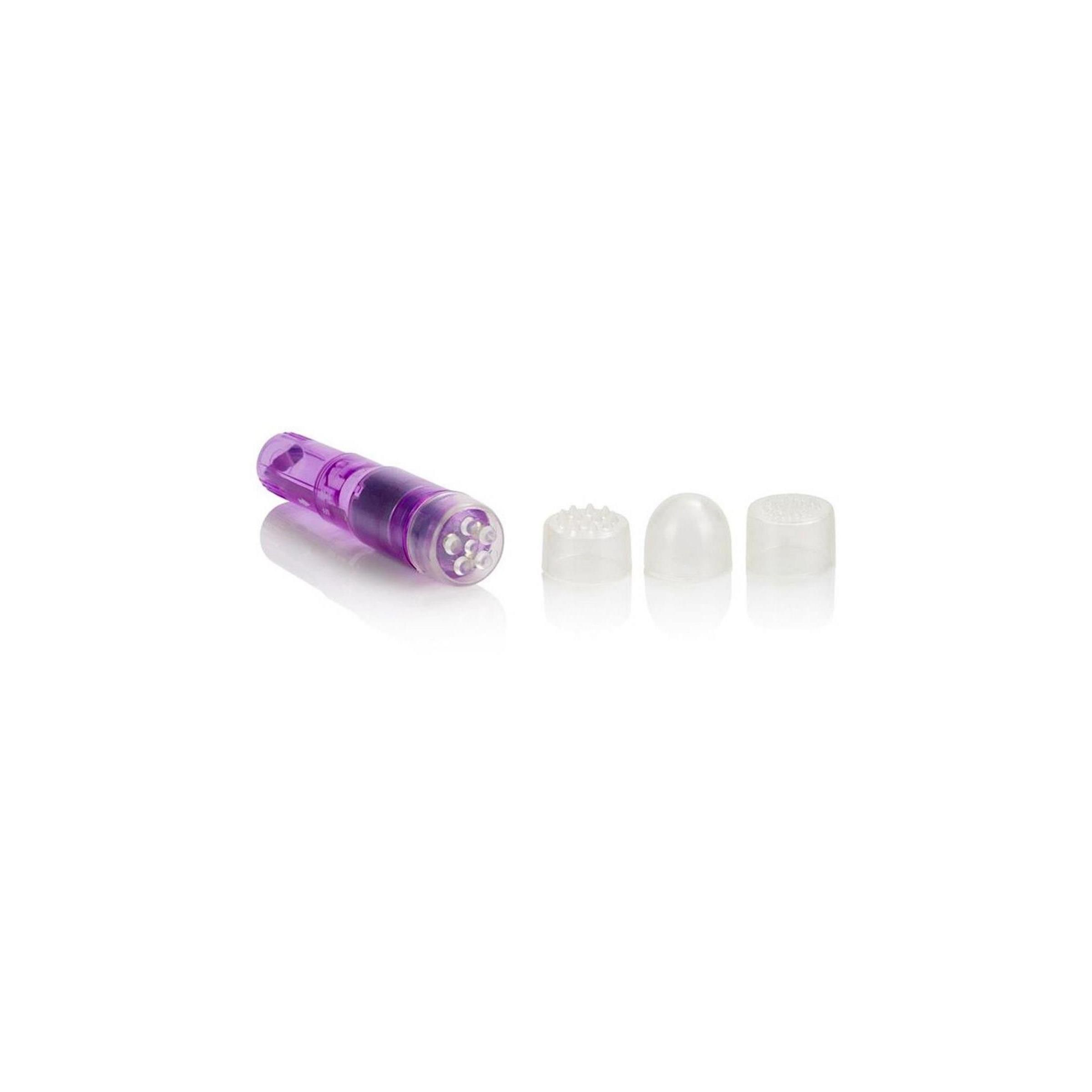 Lila Mini-Massager mit drei Aufsätzen. Aufsätze in verschiedenen Formen. Produkt auf weißem Hintergrund.