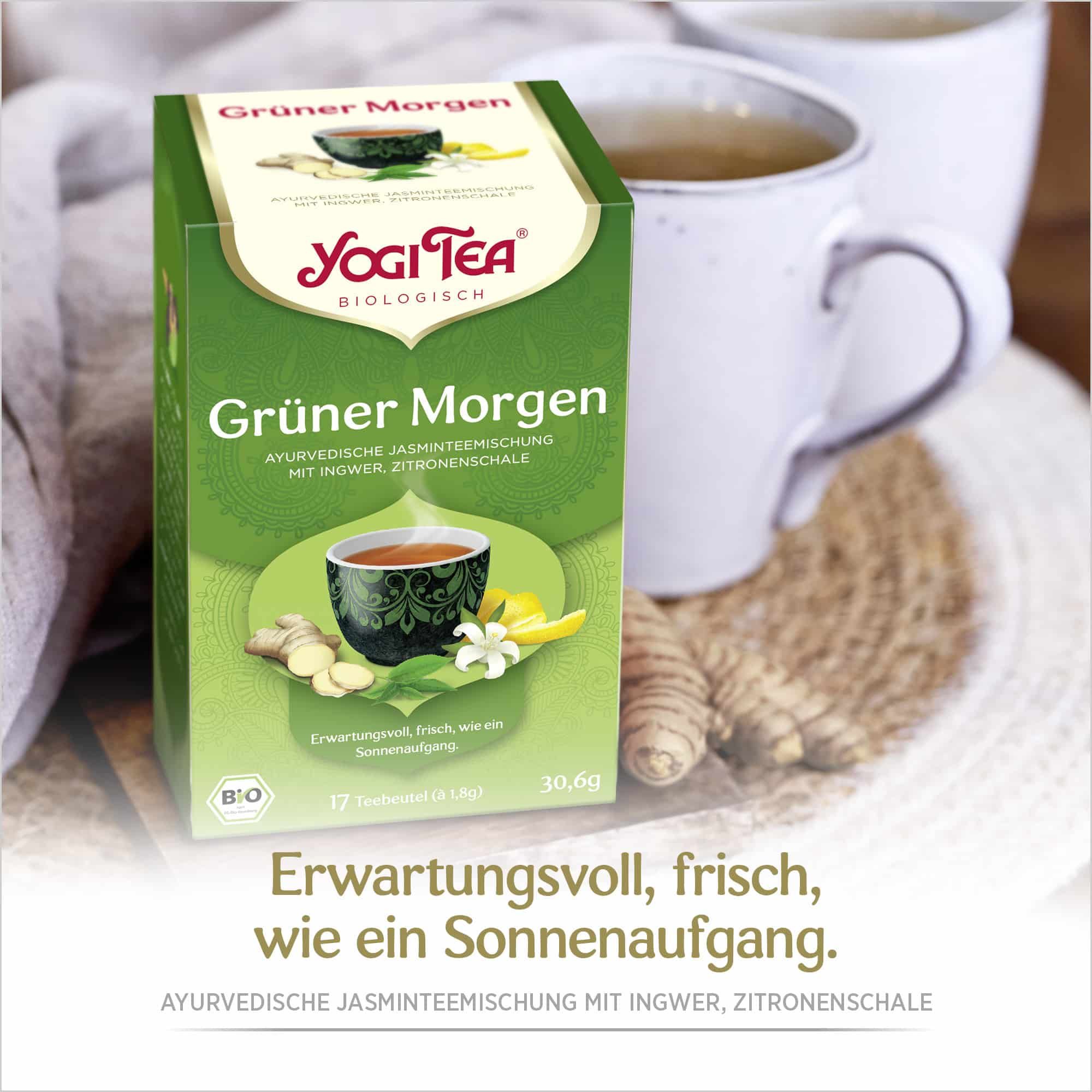 Eine grüne Yogi Tea-Schachtel mit "Grüner Morgen" und "Bio". Daneben eine Tasse Tee.