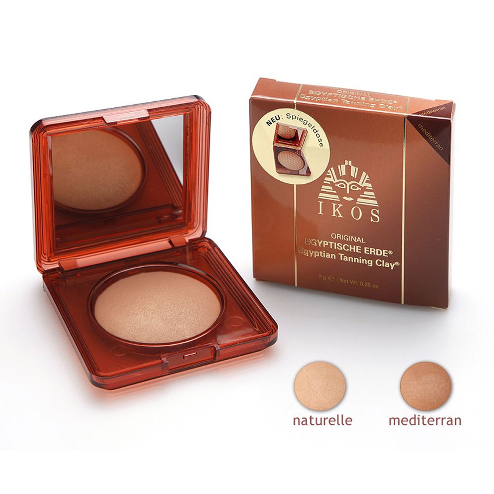 Kompakte, braune Kosmetik mit Spiegel. Verpackung mit Produktnamen und Logo. Zwei Farbtöne: naturelle und mediterran.