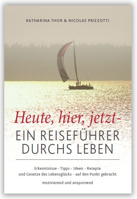 Buchcover mit Segelboot auf dem Meer. Titel: Heute, hier, jetzt - Ein Reiseführer durchs Leben. Autoren: Katharina Thor & Nicolas Prizzotti.