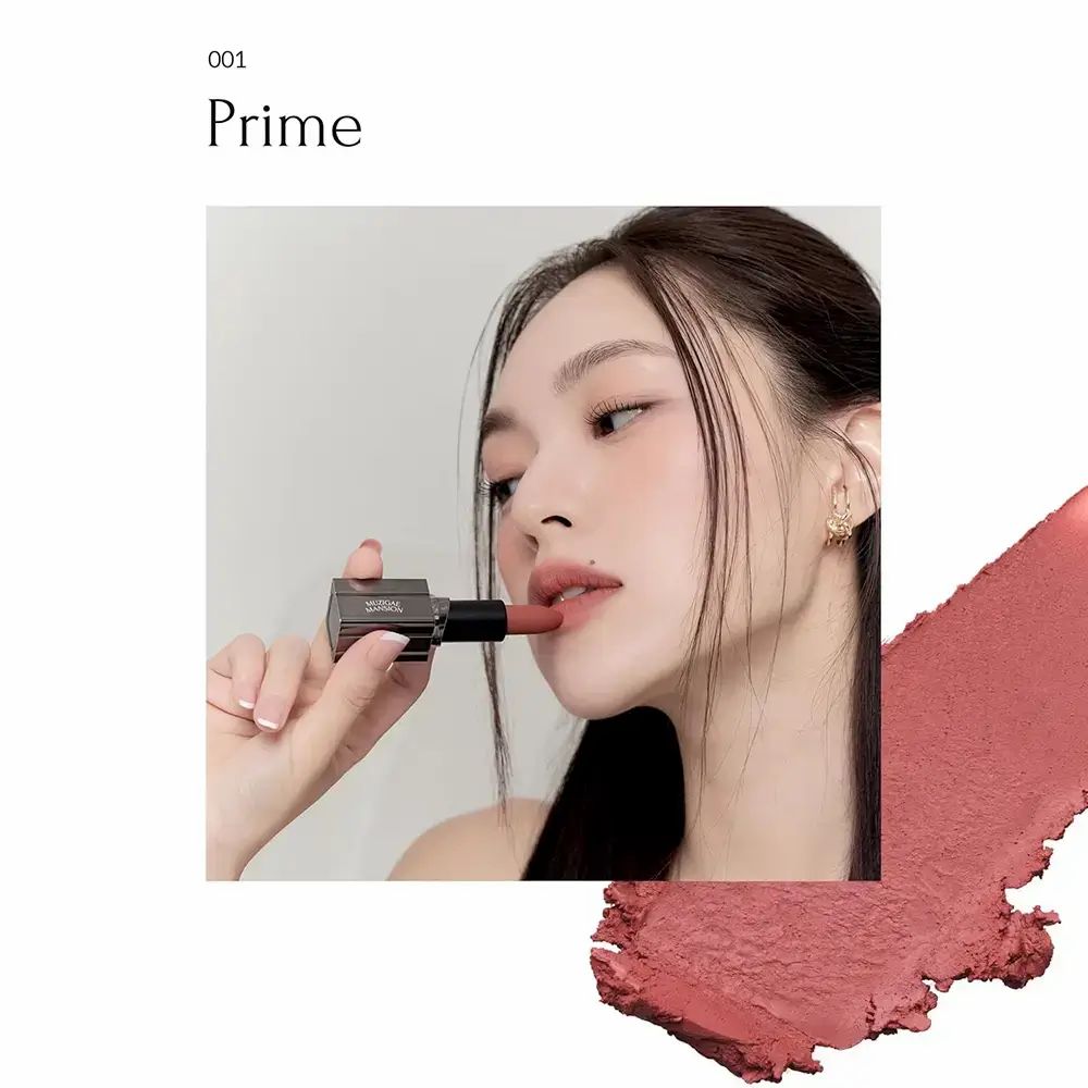 Lippenstift in der Hand einer Person. Produktname: MUZIGAE MANSION. Farbe: 001 Prime. Daneben ein Farbabstrich.