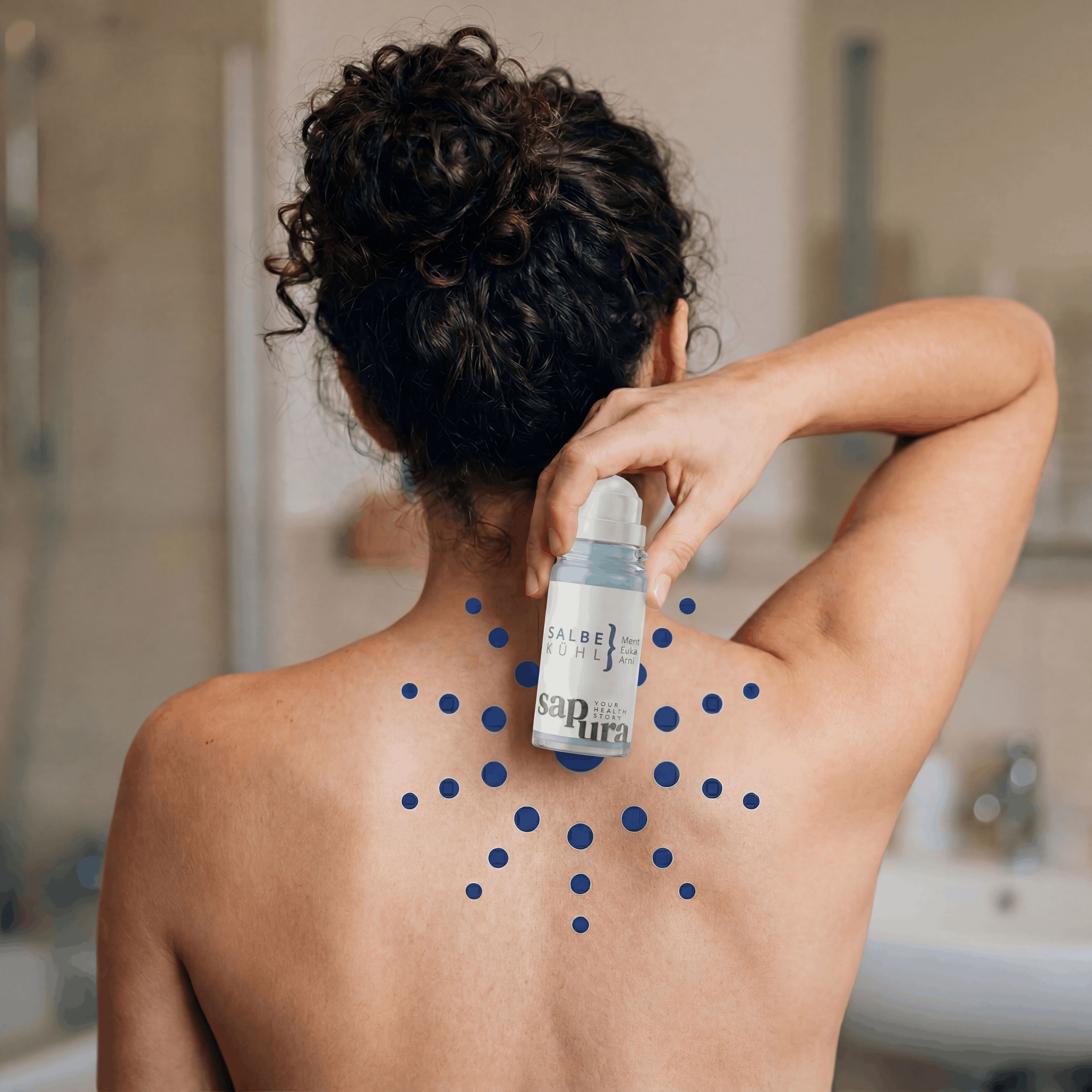 Rückansicht einer Frau mit sapura health® Kühlgel Roll-On auf dem Rücken.