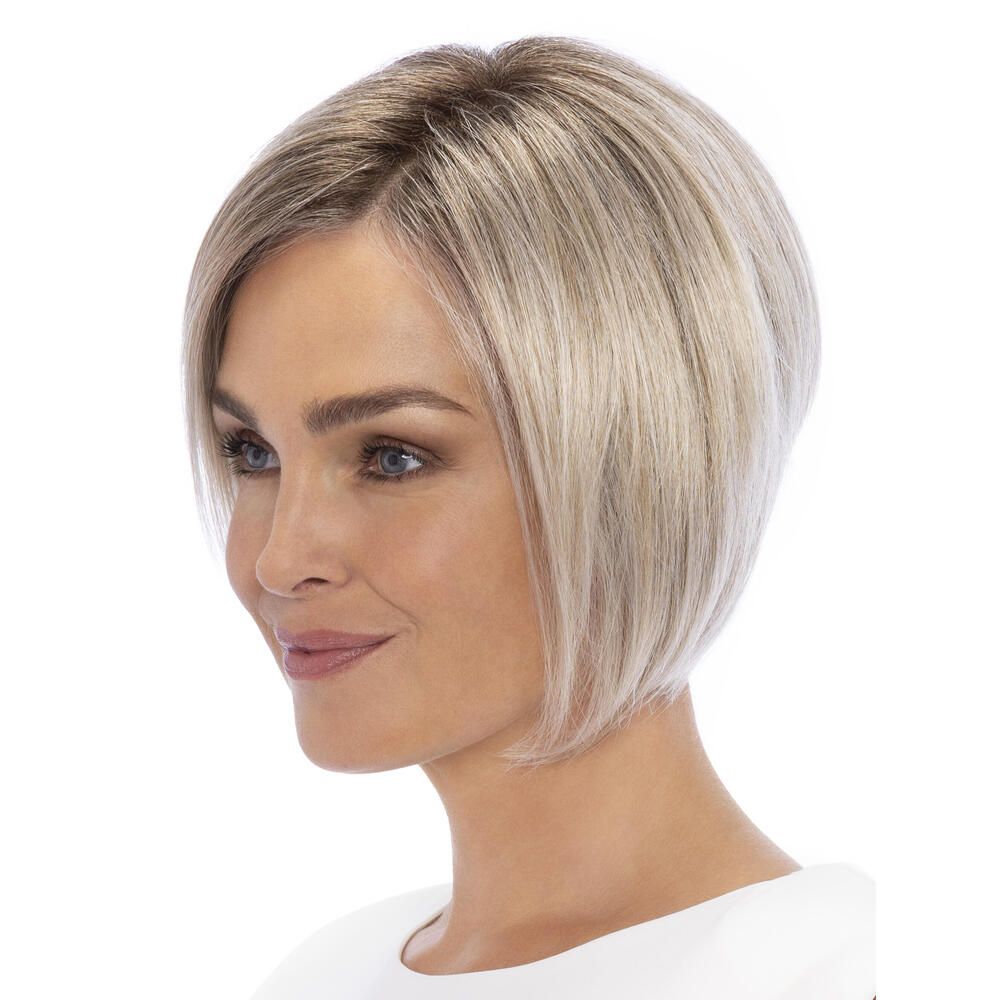 Perücke Mercedes von trendhair: Kurzer, gestufter Bob in Blond mit dunkleren Ansätzen.