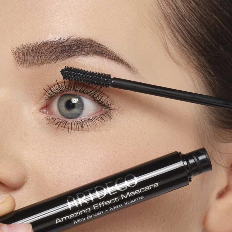 Nahaufnahme des ARTDECO Amazing Effect Mascara Applikators.
