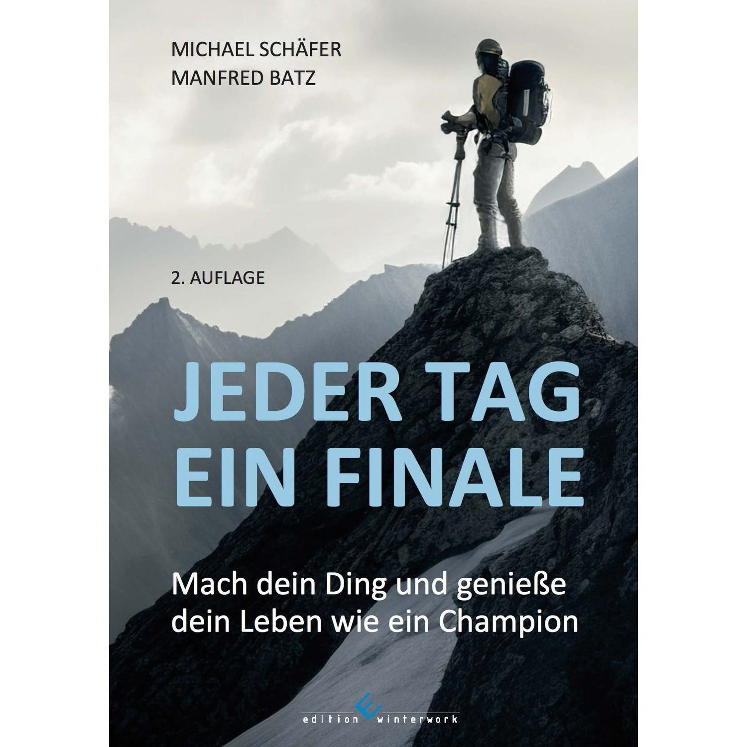 Buchcover mit Titel „Jeder Tag ein Finale“. Autoren: Michael Schäfer, Manfred Batz. Bergsteiger auf Bergspitze. 2. Auflage.