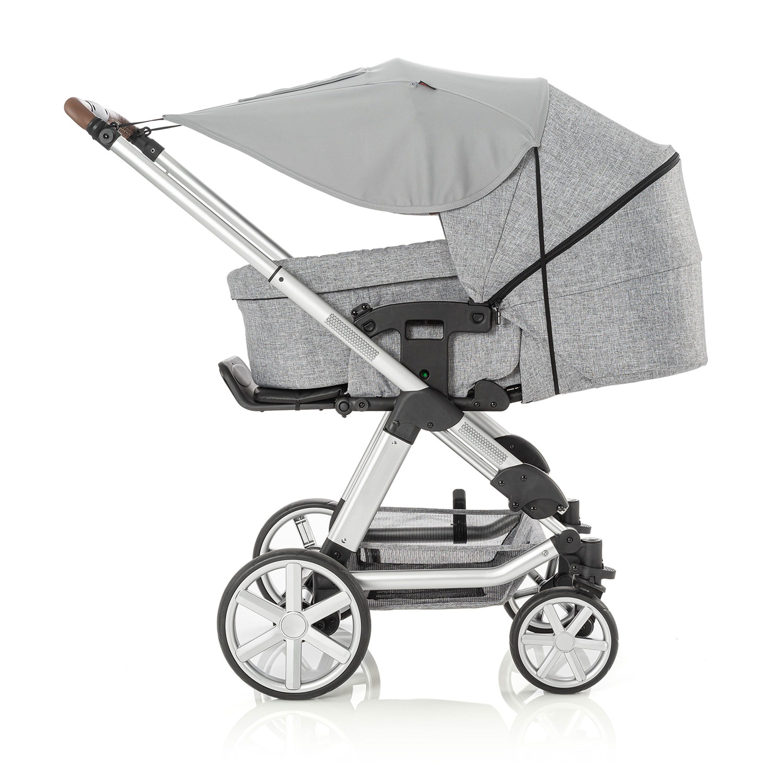 Grauer Kinderwagen mit Sonnendach und silbernem Gestell.