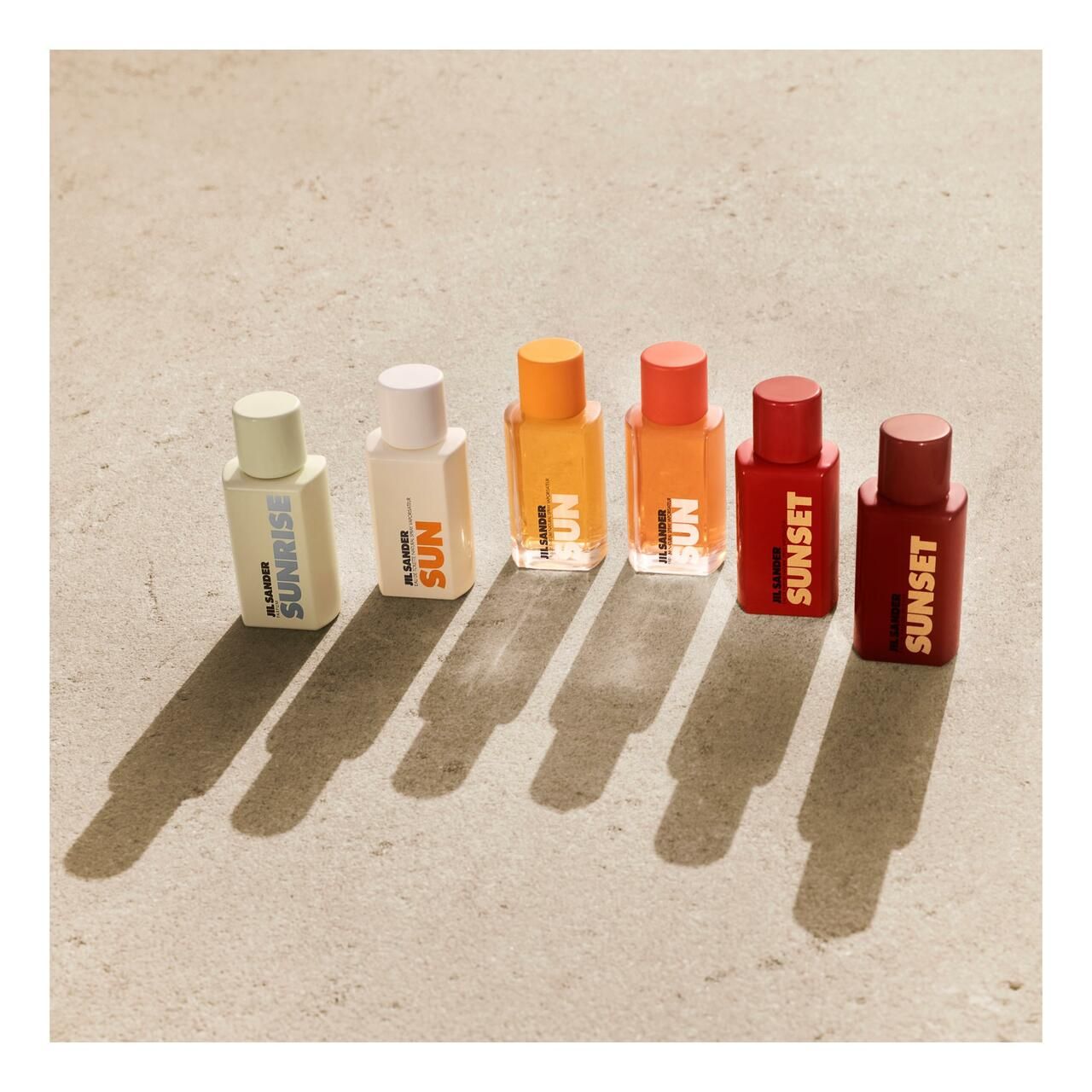 Weißer Flakon mit weißem Deckel. Aufschrift SUN in Orange. JIL SANDER-Logo und Text.