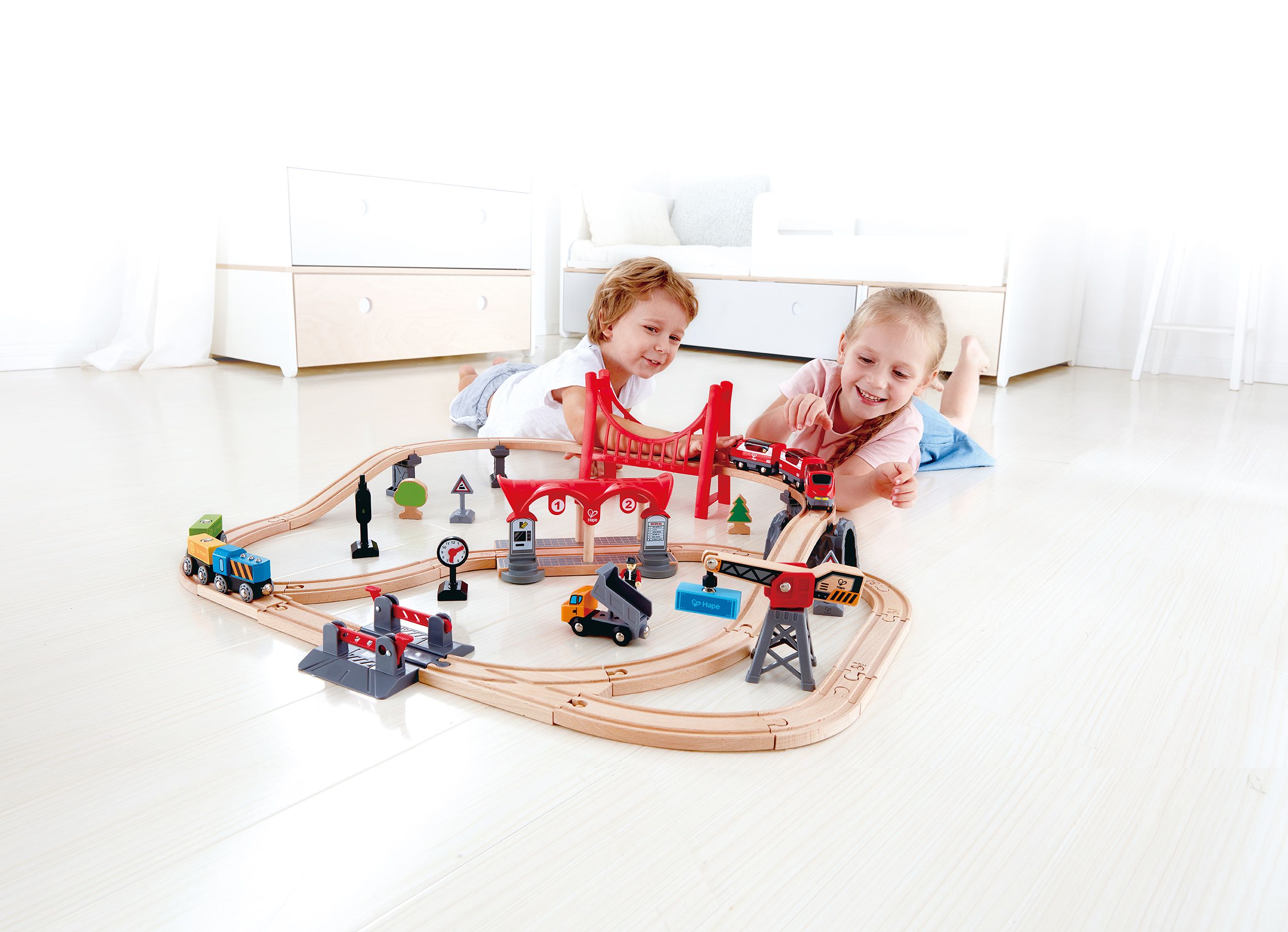 Hape Eisenbahn-Set Verkehrsreiche Stadt