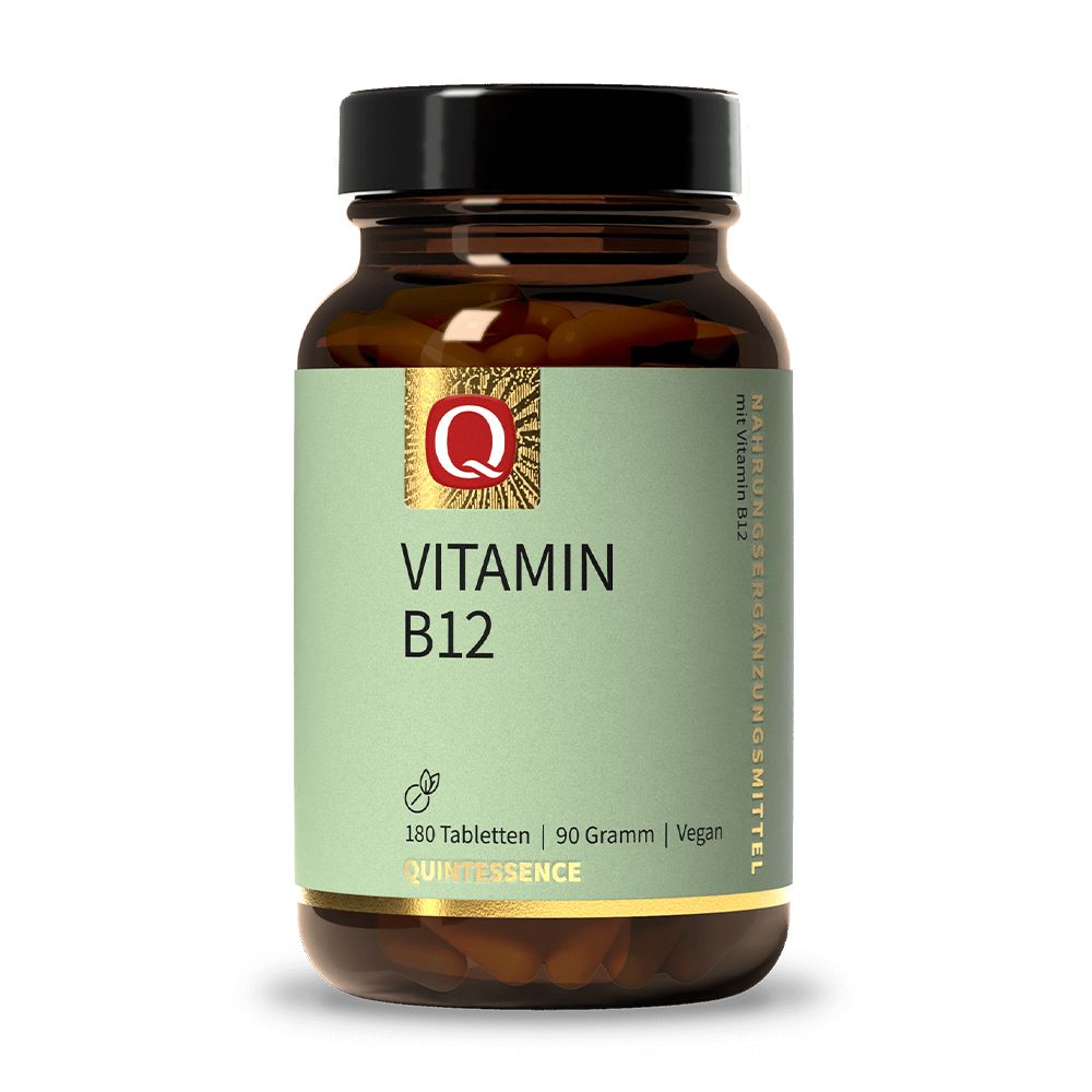 Braune Glasflasche mit Vitamin B12 Tabletten. Grünes Etikett mit Produktinformationen und Marke Quintessence. Schwarzer Deckel.