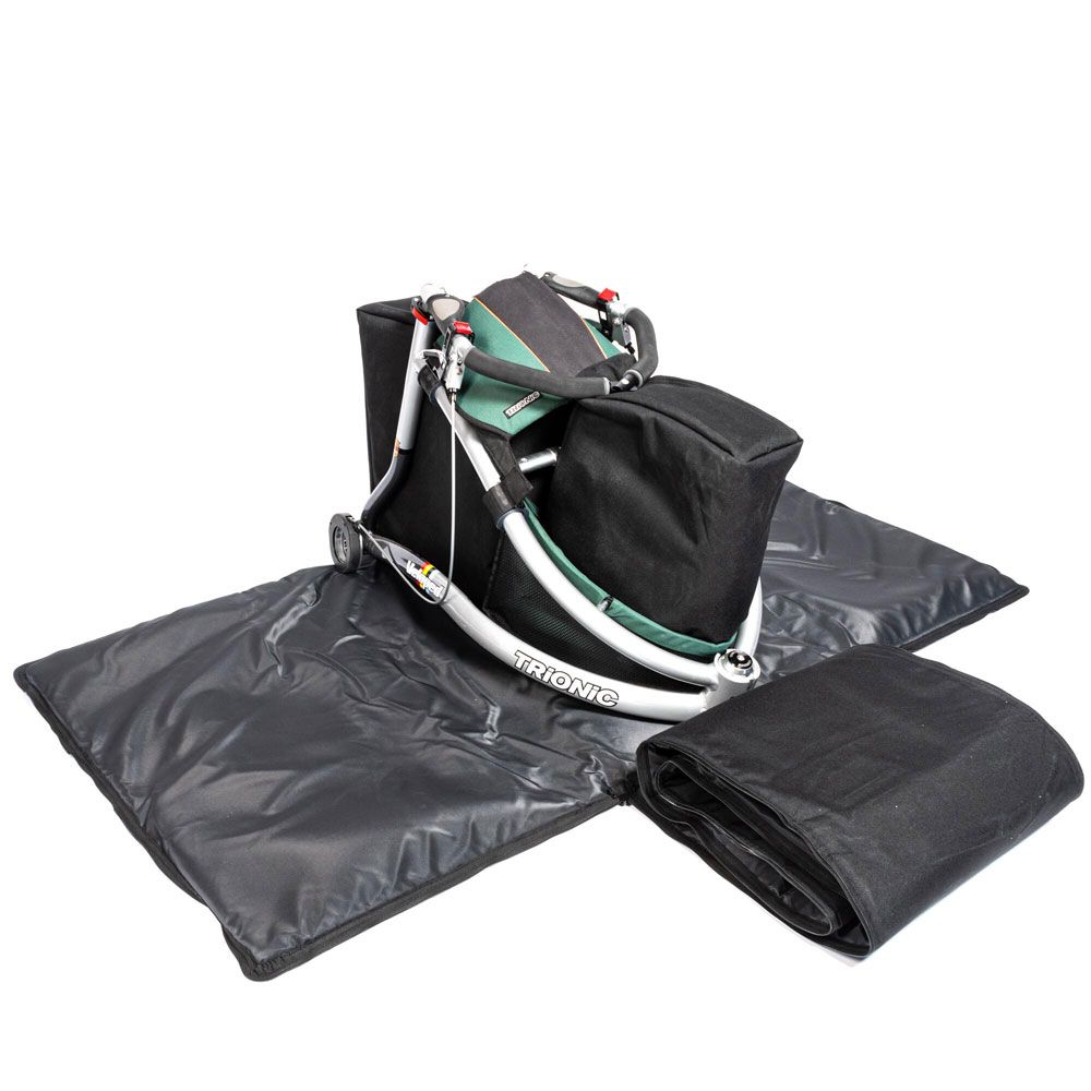 Gefalteter Rollator mit Rückenpolster und zwei schwarzen Matten. Grün-schwarze Elemente. Weißer Hintergrund.