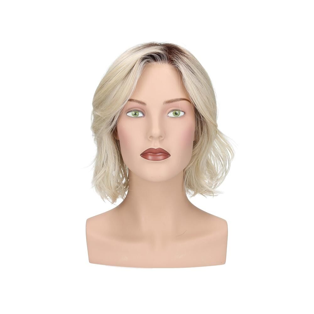 Perücke Lilie, blond mit dunklem Ansatz, auf einem Schaufensterkopf. Frontale Ansicht.