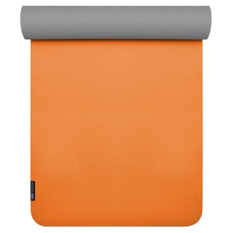 Gerollte Yogamatte, orange mit grauem Rollteil. Kleines Label am unteren Rand.