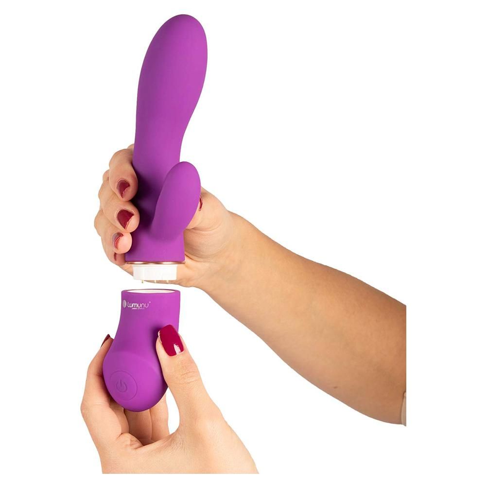 Hände halten einen violetten Vibrator und einen Aufsatz. Der Markenname Lumunu ist sichtbar.
