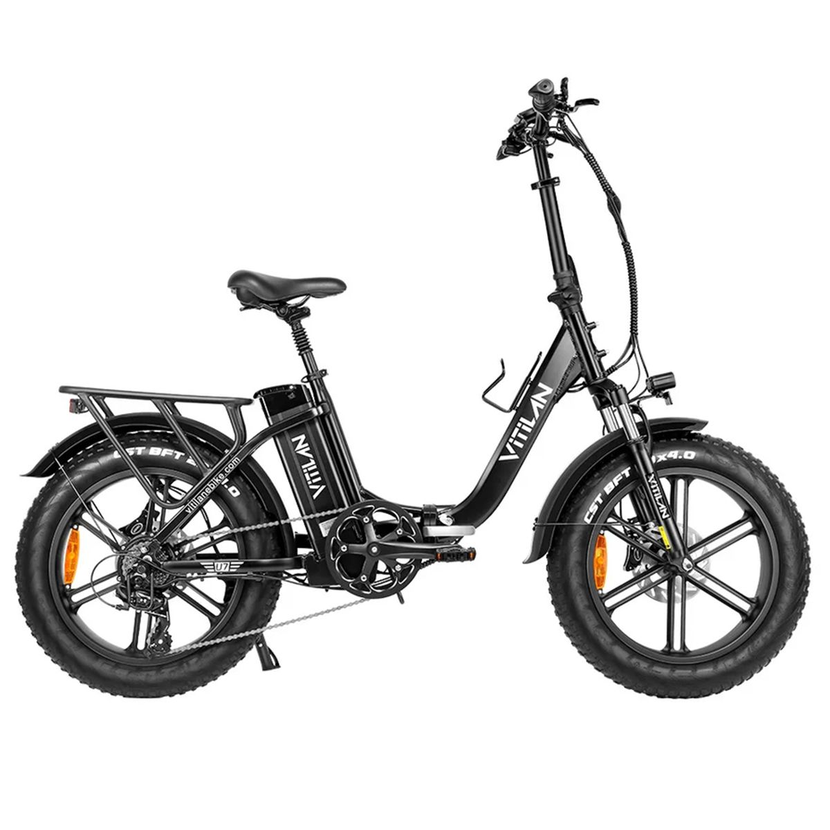 Schwarzes faltbares E-Bike mit breiten Reifen. Marke Vitilan. Sichtbare Details: Akku, Gepäckträger, Schutzbleche, Beleuchtung.