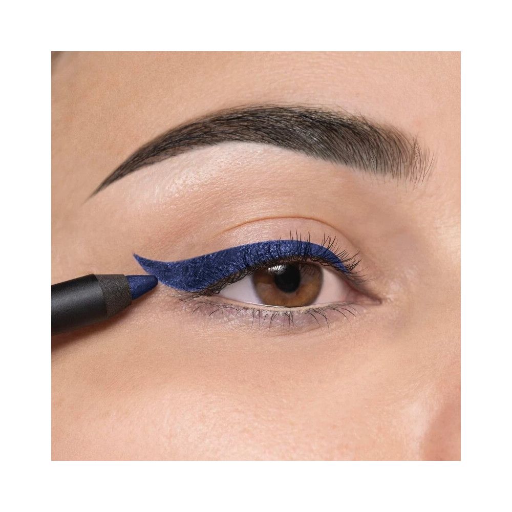 Auge mit blauem Eyeliner. Ein schwarzer Stift wird verwendet, um den Eyeliner aufzutragen. Die Haut ist hell.