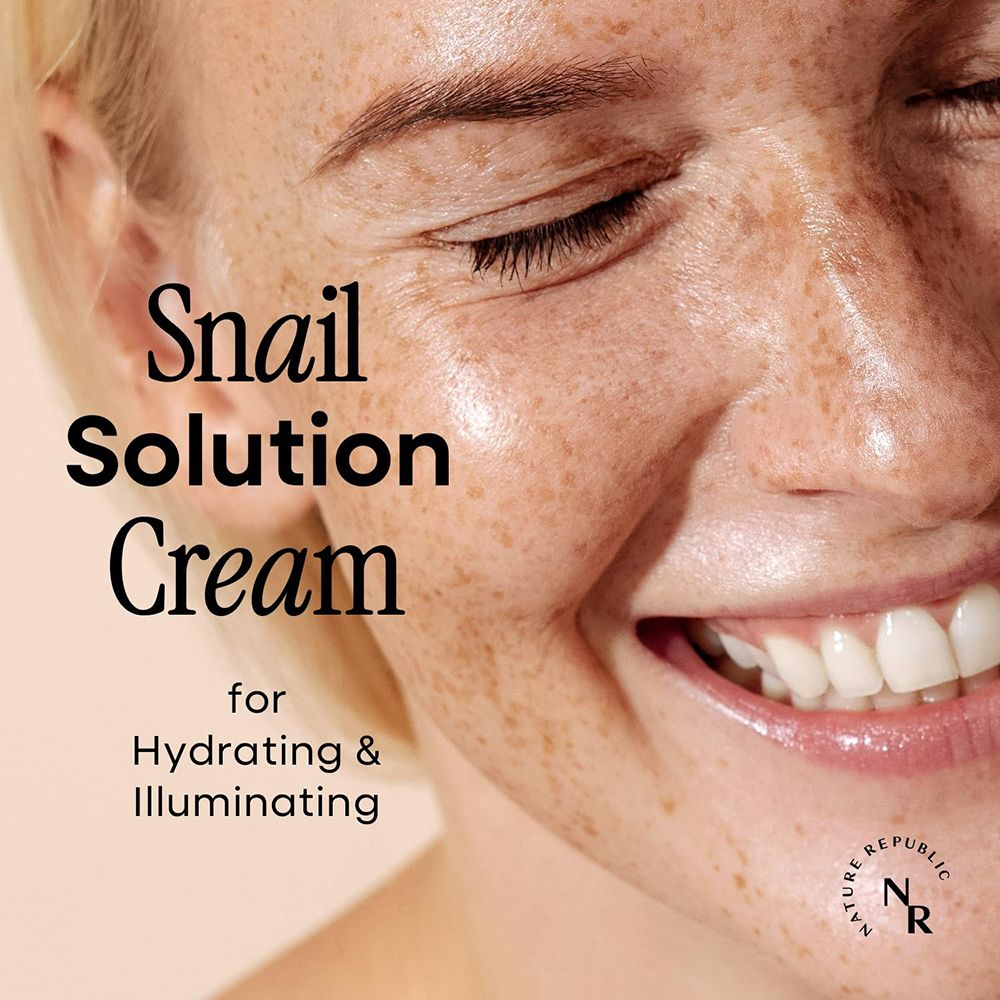 Nahaufnahme eines lächelnden Gesichts. Text: Snail Solution Cream, für Hydratisierung & Aufhellung. Logo: Nature Republic.