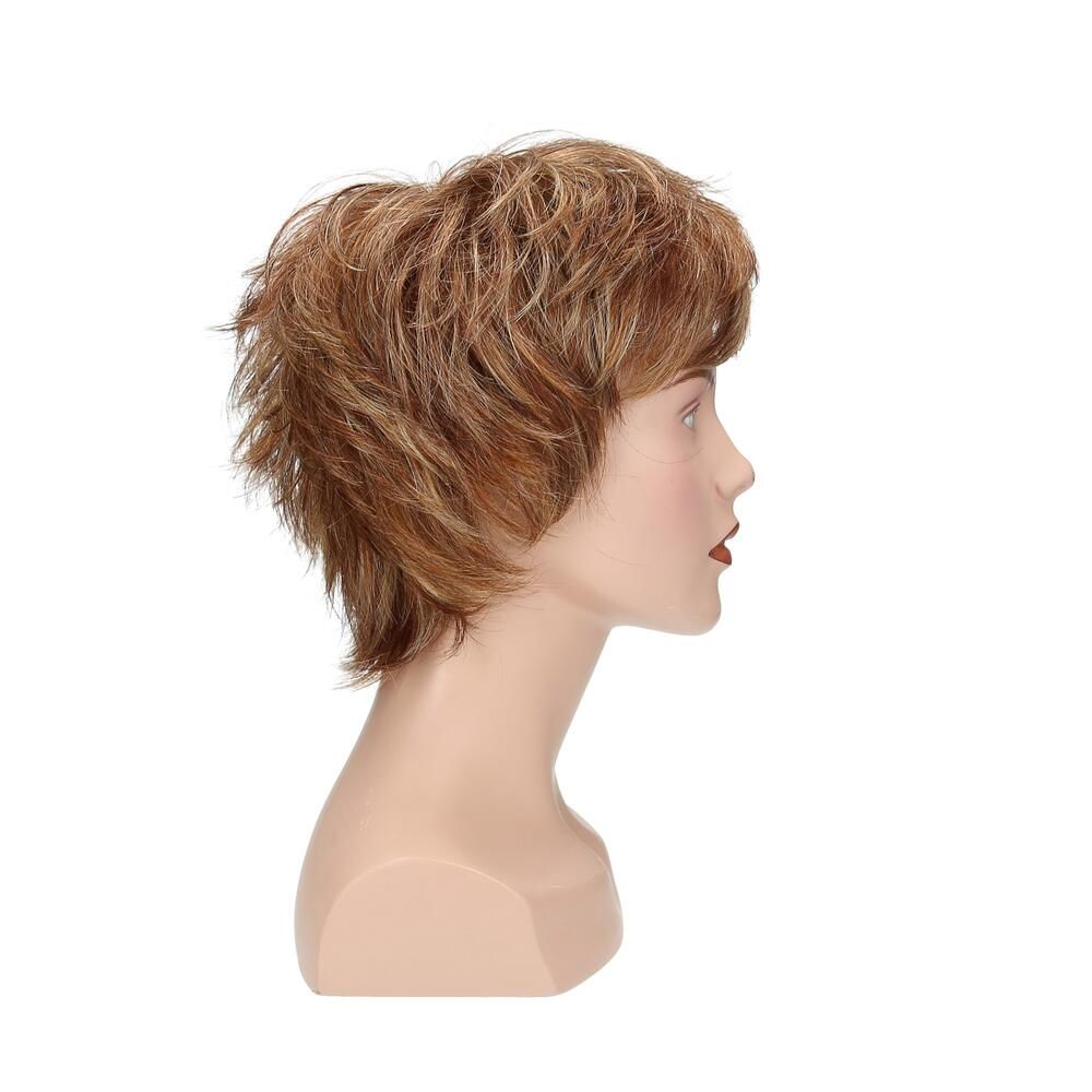 Perücke Mary von Lofty, braun-blond, auf einem Schaufensterkopf. Kurze, gewellte Haare mit Pony. Seitenansicht.