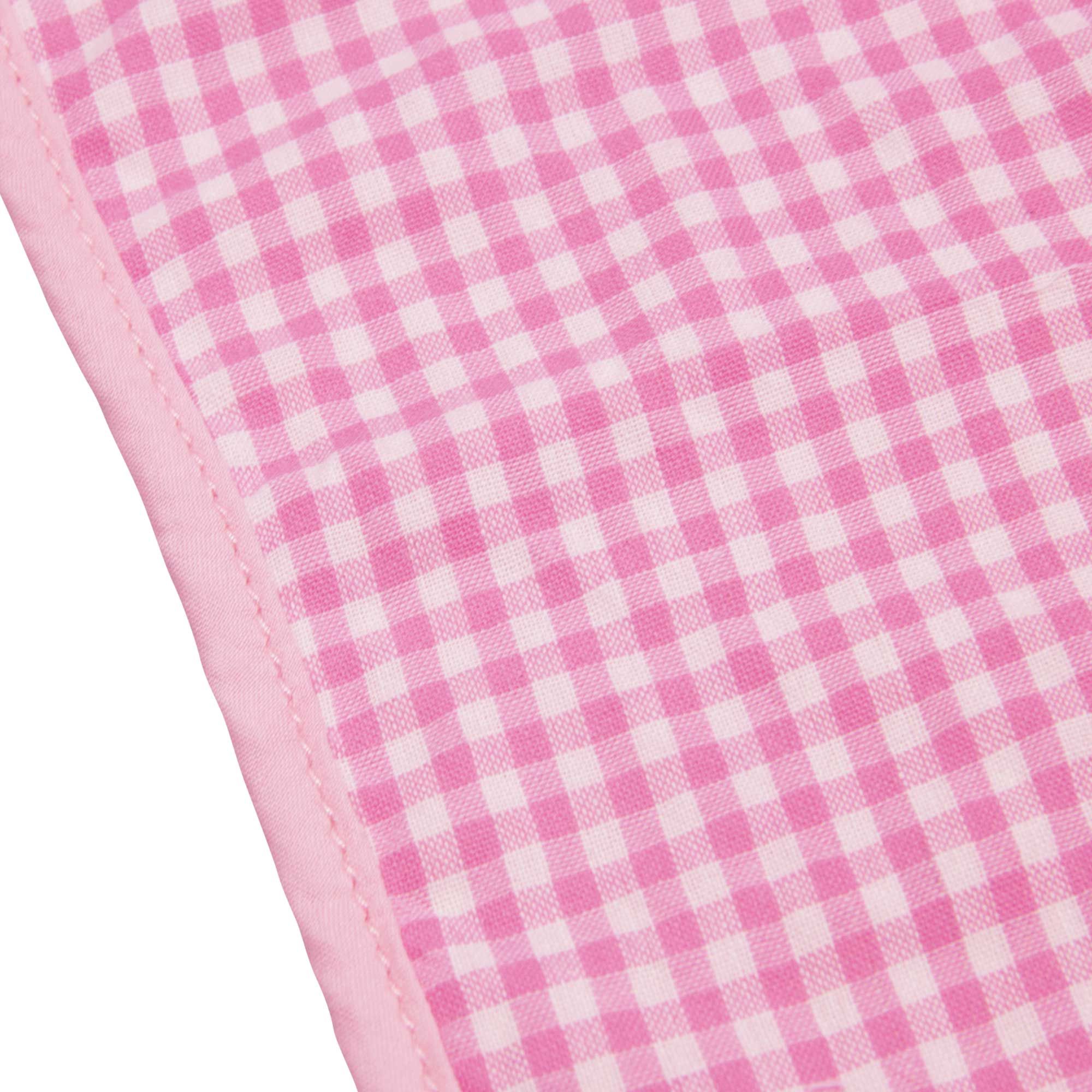 Detailaufnahme des karierten Stoffes eines rosa Babyplüsch-Kuscheltiers.