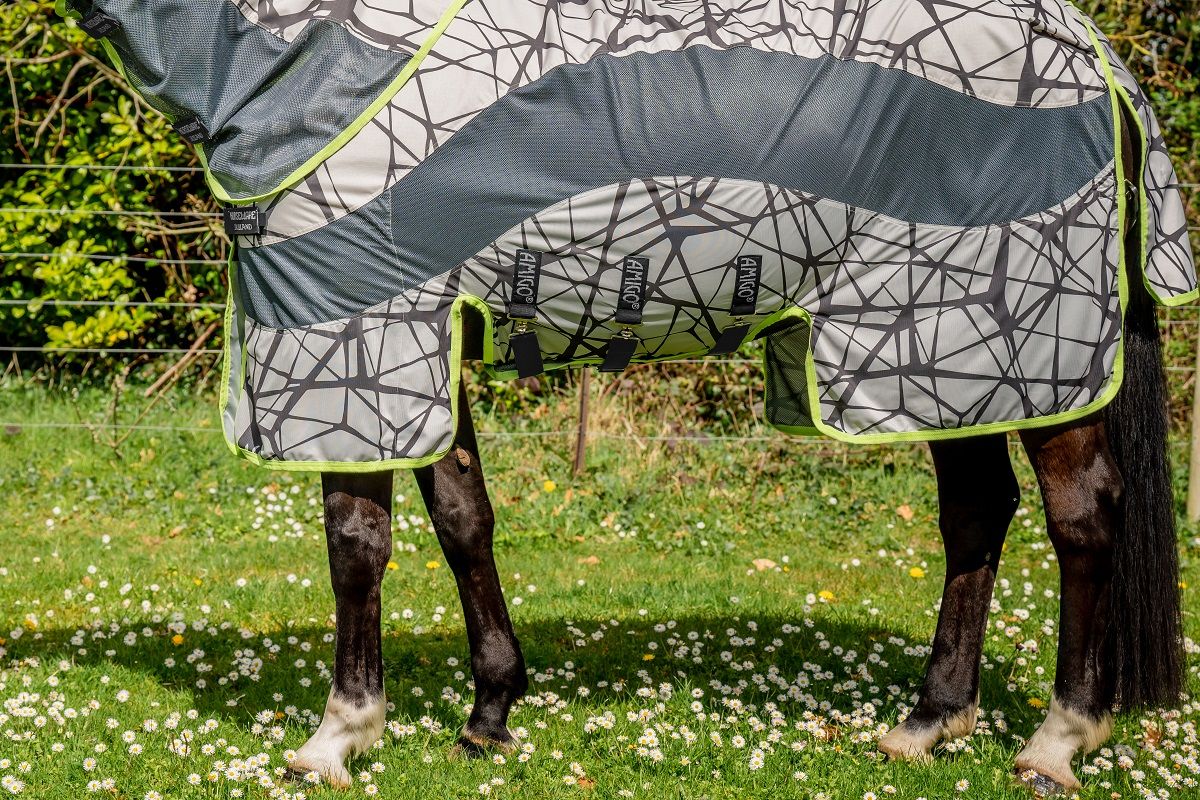 Pferdedecke mit Camouflage-Muster. Grau, Schwarz und Neongrün. Detailansicht der Seite.