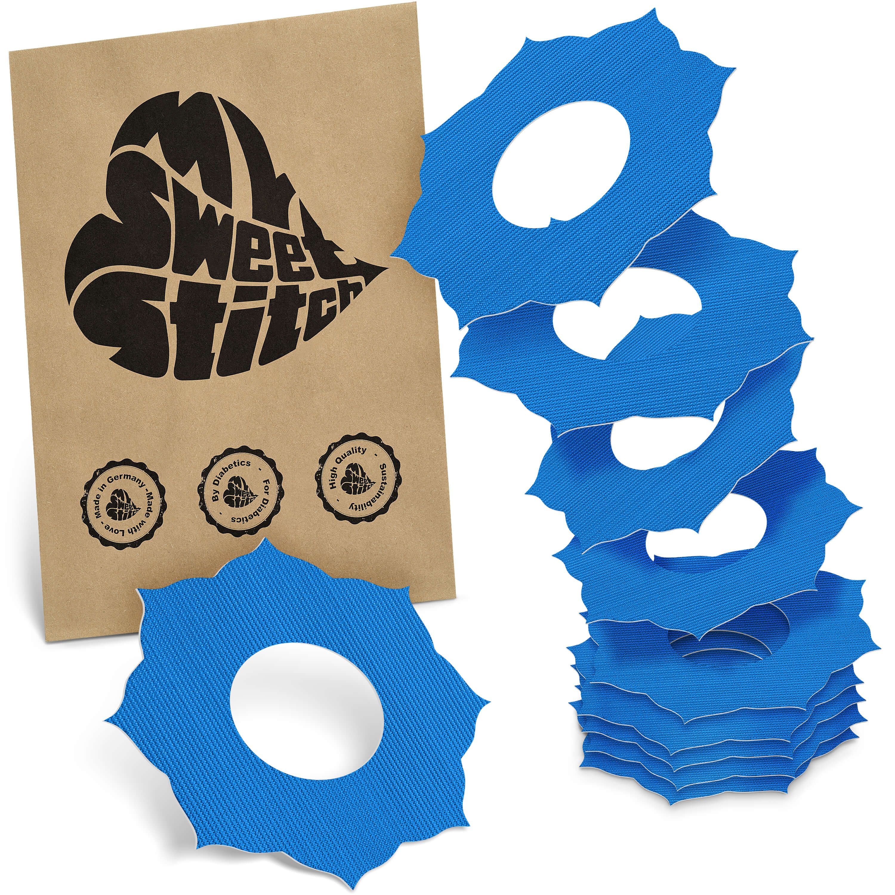 Blaue, ringförmige Fixierringe mit gewelltem Rand. Neben einer Papiertüte mit Logo.