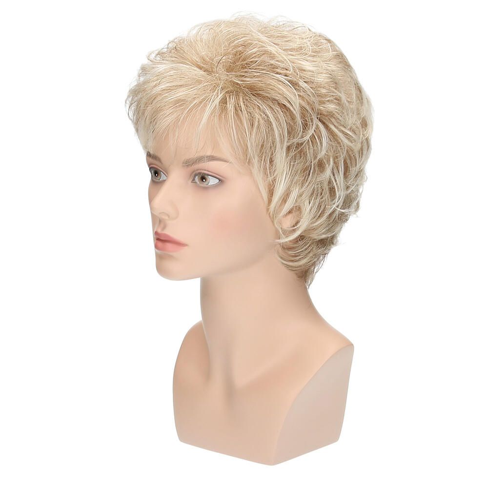 Perücke Mia von Lofty, blond, auf Schaufensterkopf. Seitenansicht. Kurze, gewellte Haare.