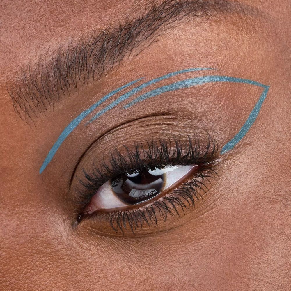 Auge mit blauem Eyeliner-Design. Geschwungene Linie am oberen Lid.